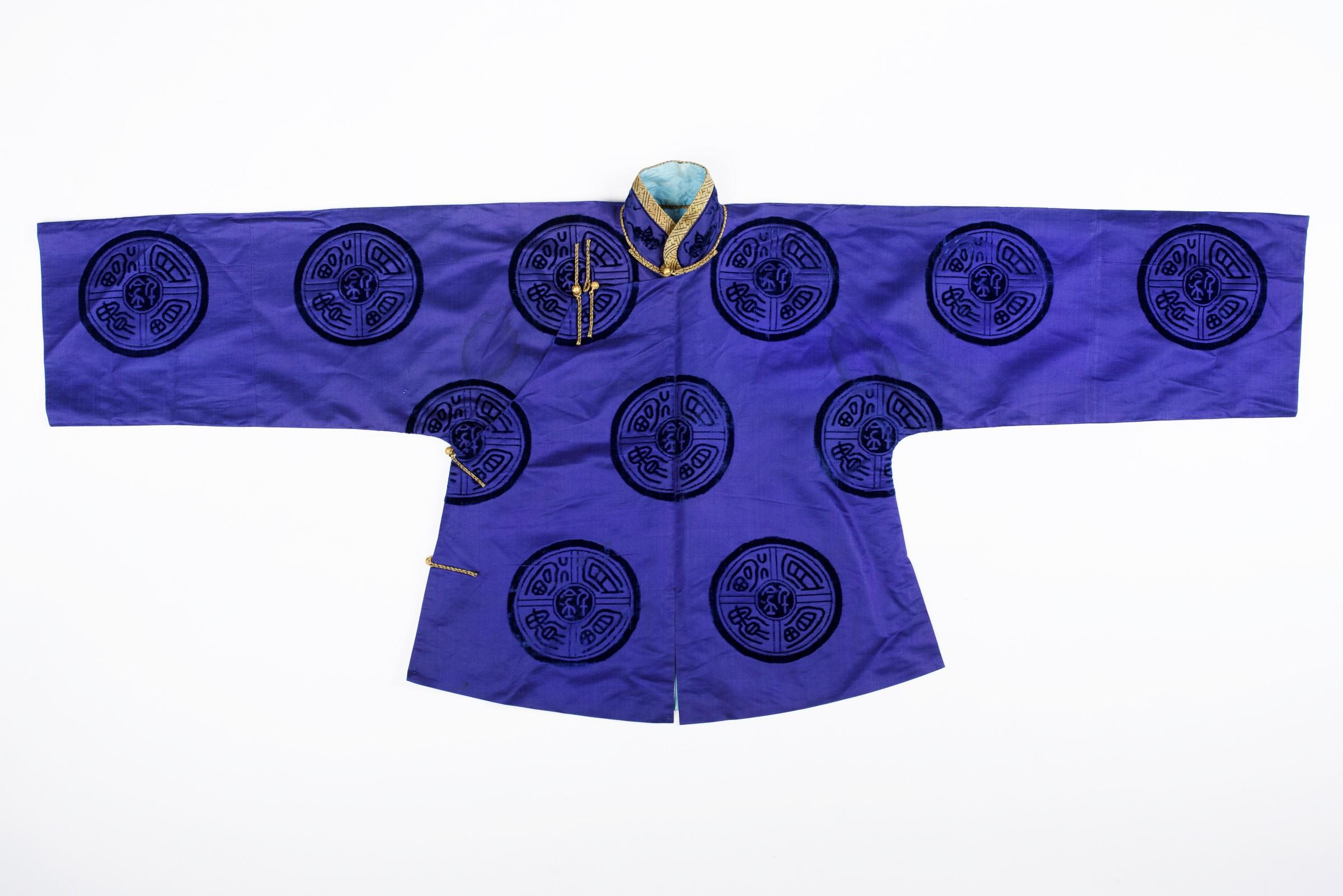 Circa 1920-1940
China

Informal Han woman's short tunic jacket, probably dating from the Soviet Republic of China under Mao Tse-tung, circa 1930. In replica of the 19th century, this tunic in mauve blue satin embroidered with large medallions with