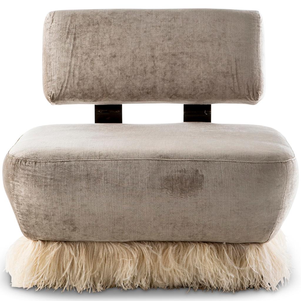 Cette chaise longue fait partie de la collection Ostrich Fluff conçue par Egg Designs et fabriquée en Afrique du Sud.
La chaise longue est construite en deux parties, celles-ci étant reliées par deux supports en acier bronzé qui sont ensuite fixés à