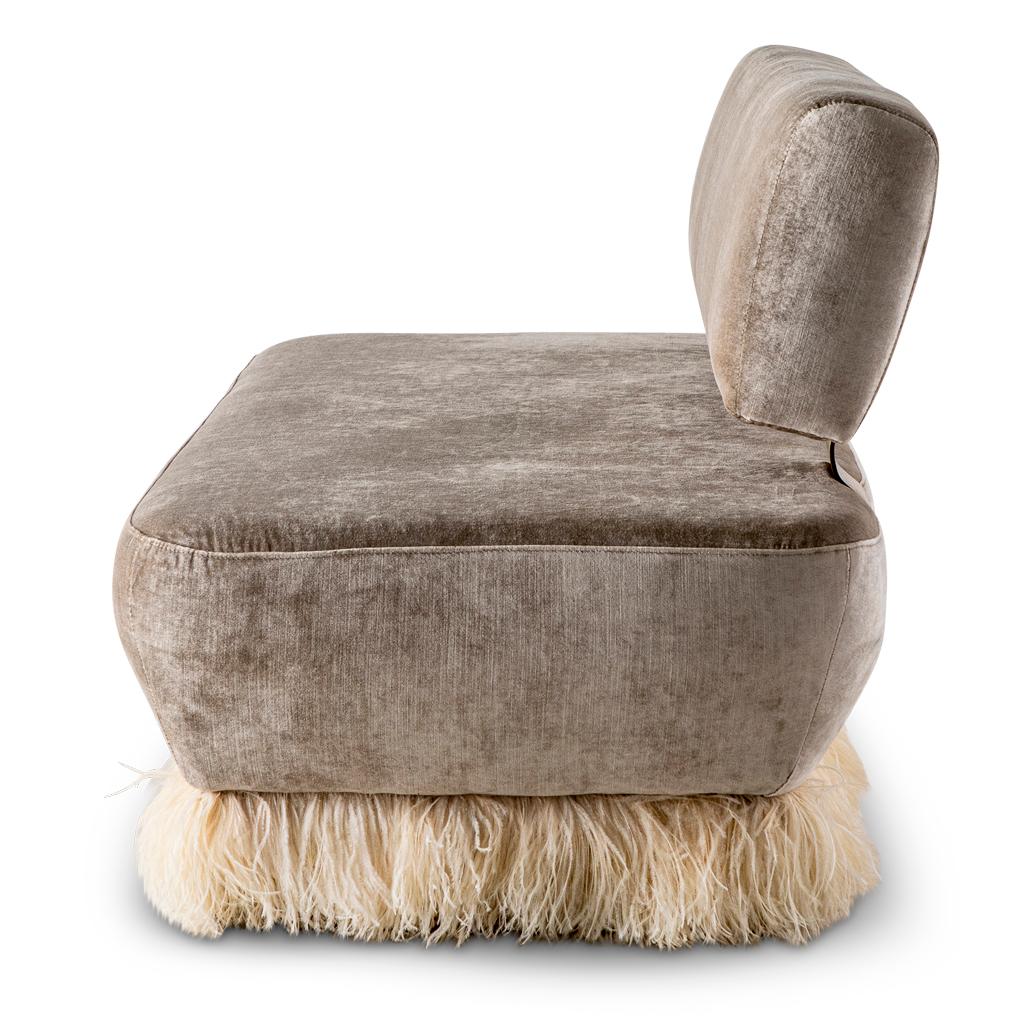 Dieses Sofa ist Teil der Kollektion Ostrich Fluff, die von Egg Designs entworfen und in Südafrika hergestellt wird.
Das Sofa besteht aus zwei Teilen, die durch drei bronzierte Stahlbügel verbunden sind, die mit massiven Messingstiften befestigt