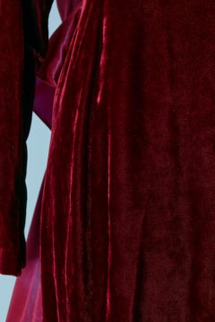 Robe de cocktail en velours bordeaux avec nœud en taffetas dans le dos Circa 1960's