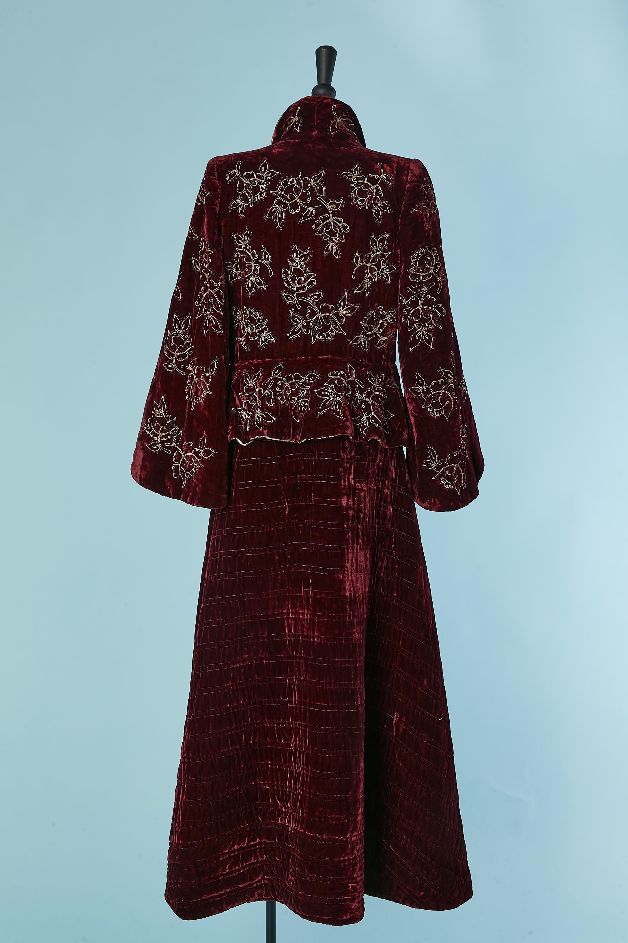Velvet burgundy Robe with thread embroideries and flower lining Circa 1940's For Sale 5