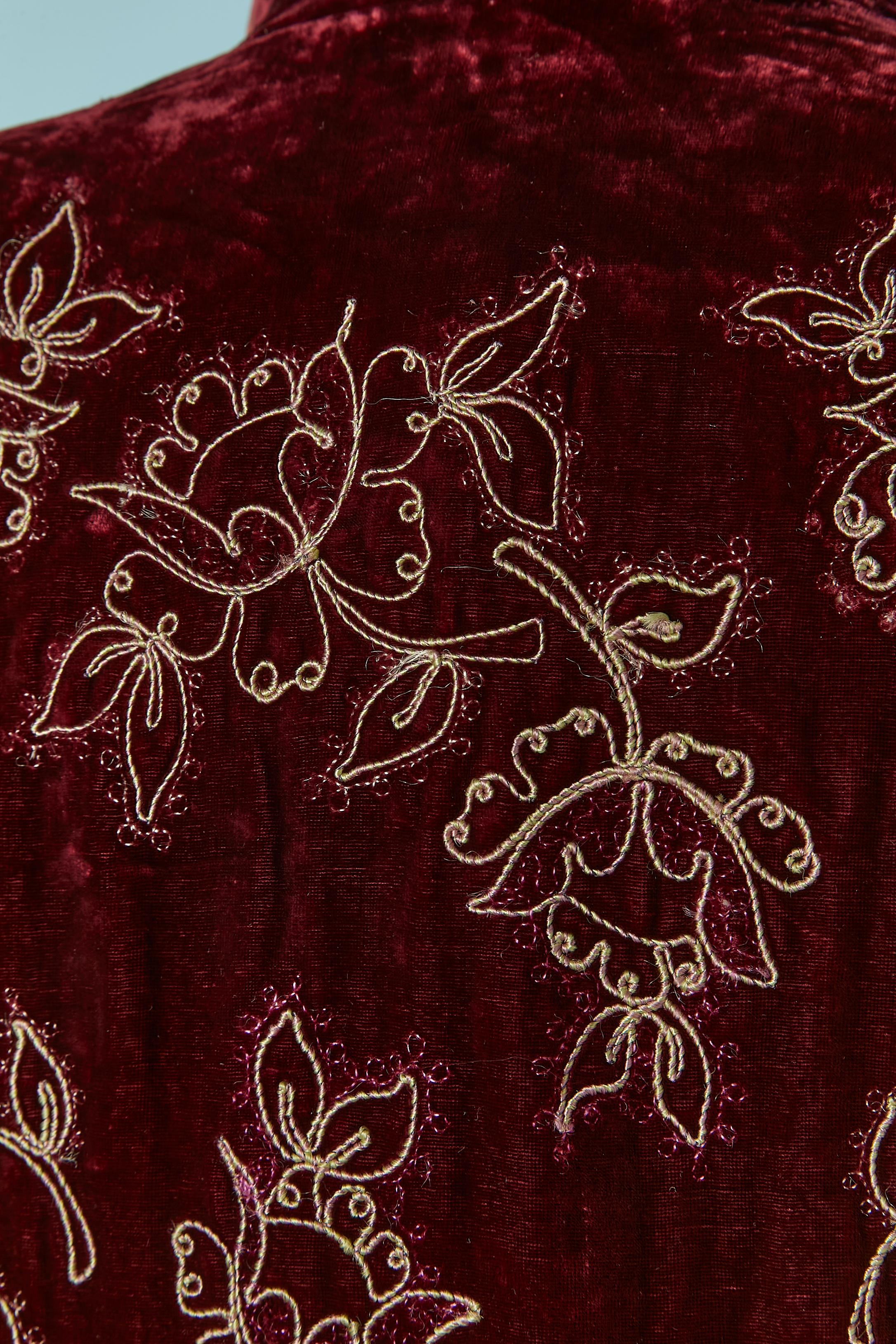 Velvet burgundy Robe with thread embroideries and flower lining Circa 1940's For Sale 6