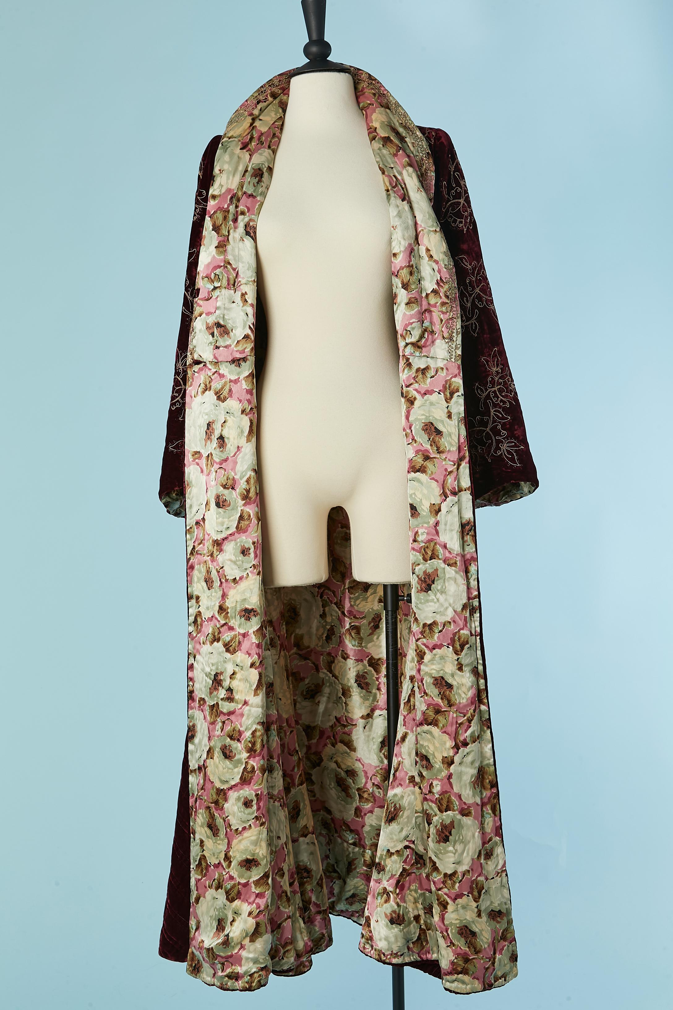 Velvet burgundy Robe with thread embroideries and flower lining Circa 1940's For Sale 7
