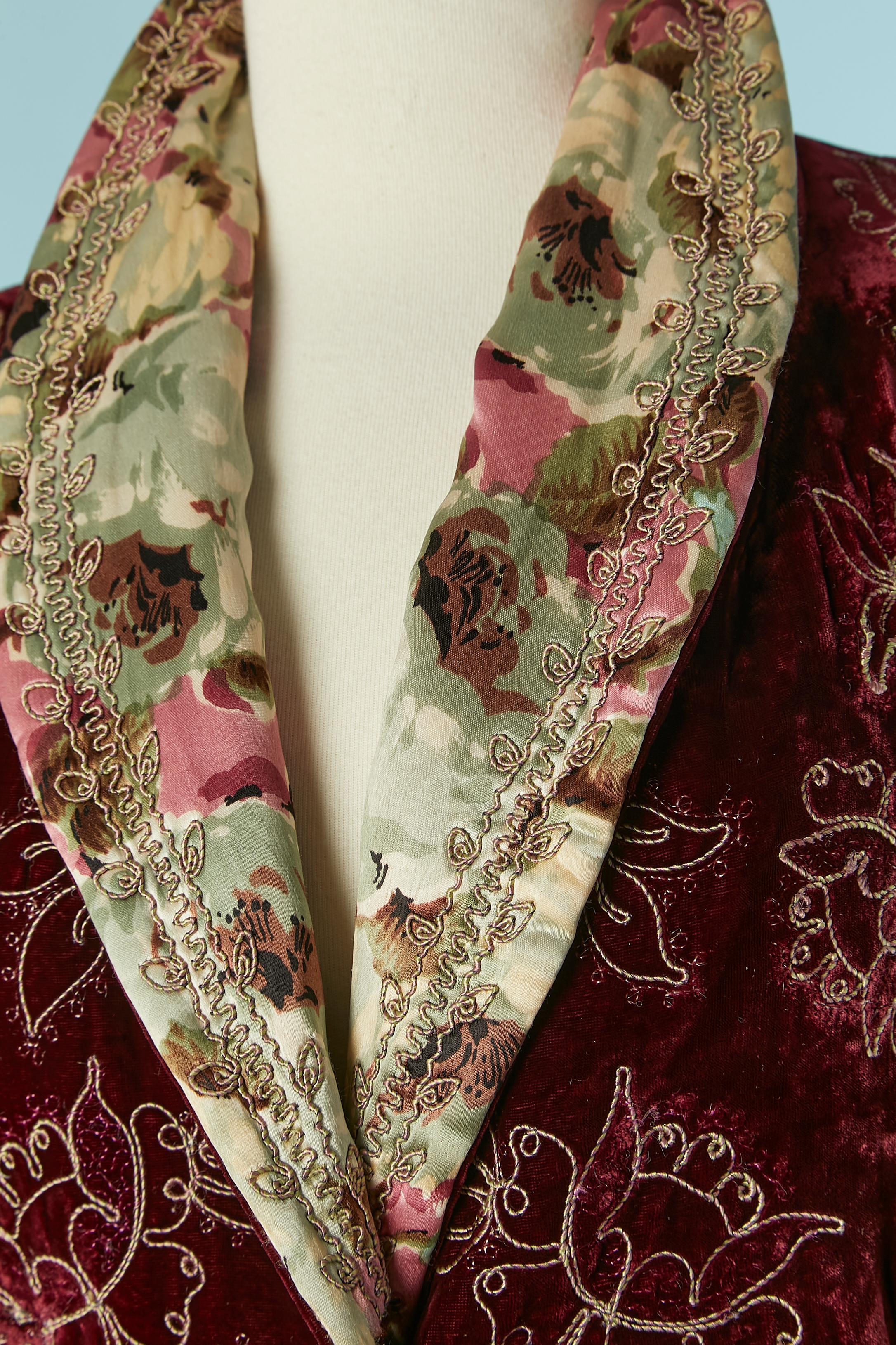 Velvet burgundy Robe with thread embroideries and satin flower lining. Button covered with fabric closure on the middle front . Shoulder pad. Top-stitched. 
SIZE M 