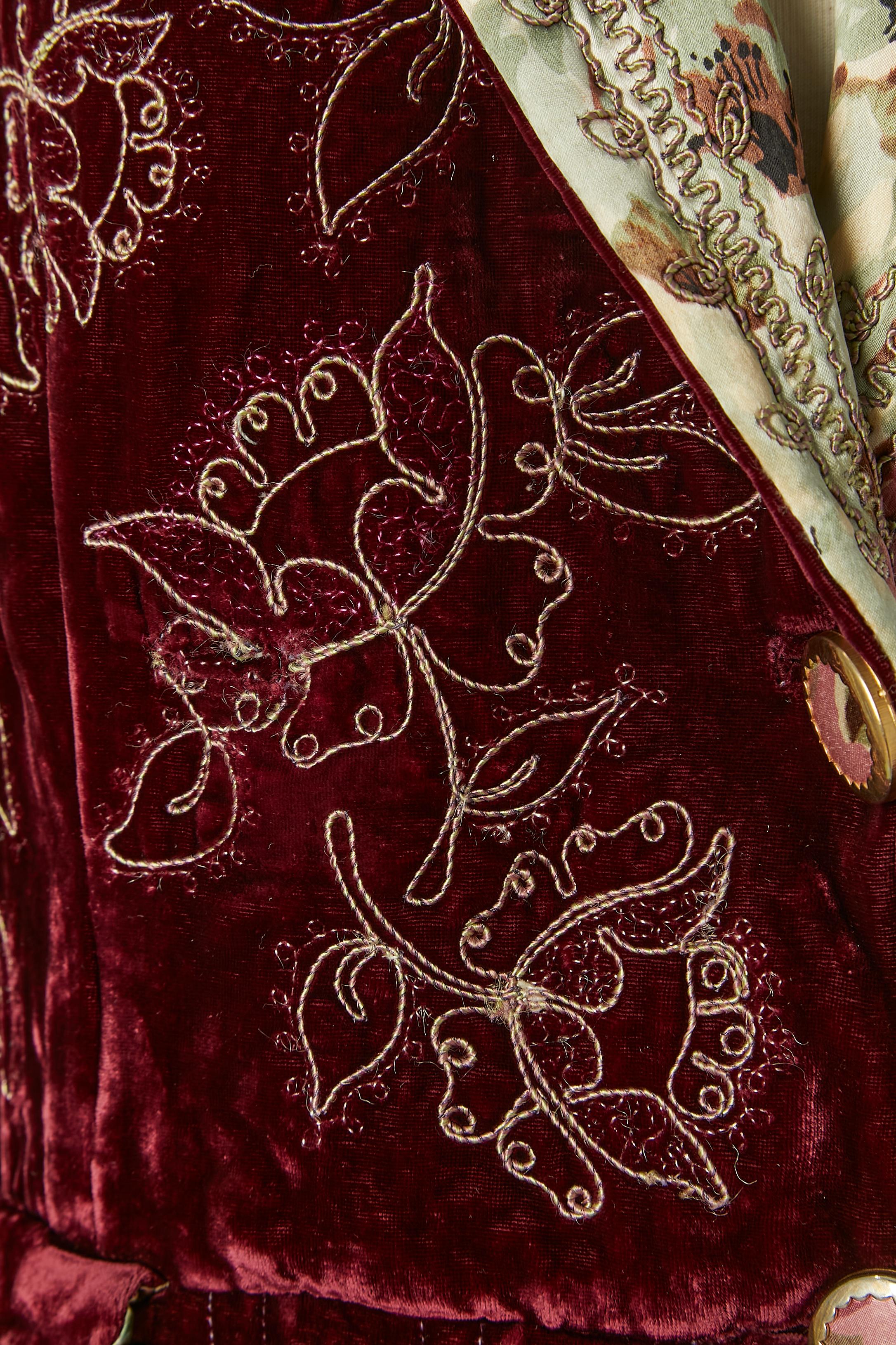 Velvet burgundy Robe with thread embroideries and flower lining Circa 1940's In Excellent Condition For Sale In Saint-Ouen-Sur-Seine, FR