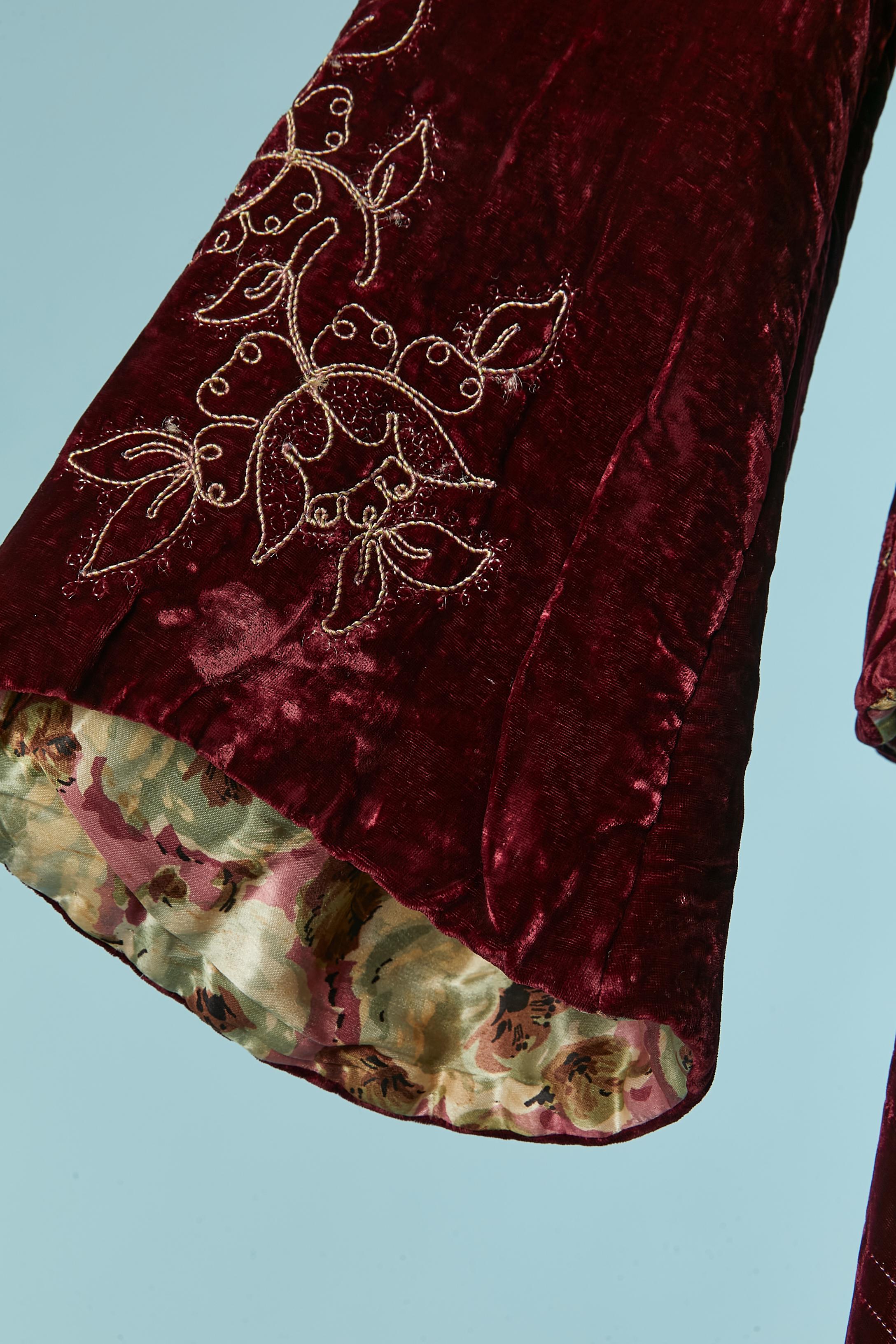 Velvet burgundy Robe with thread embroideries and flower lining Circa 1940's For Sale 1