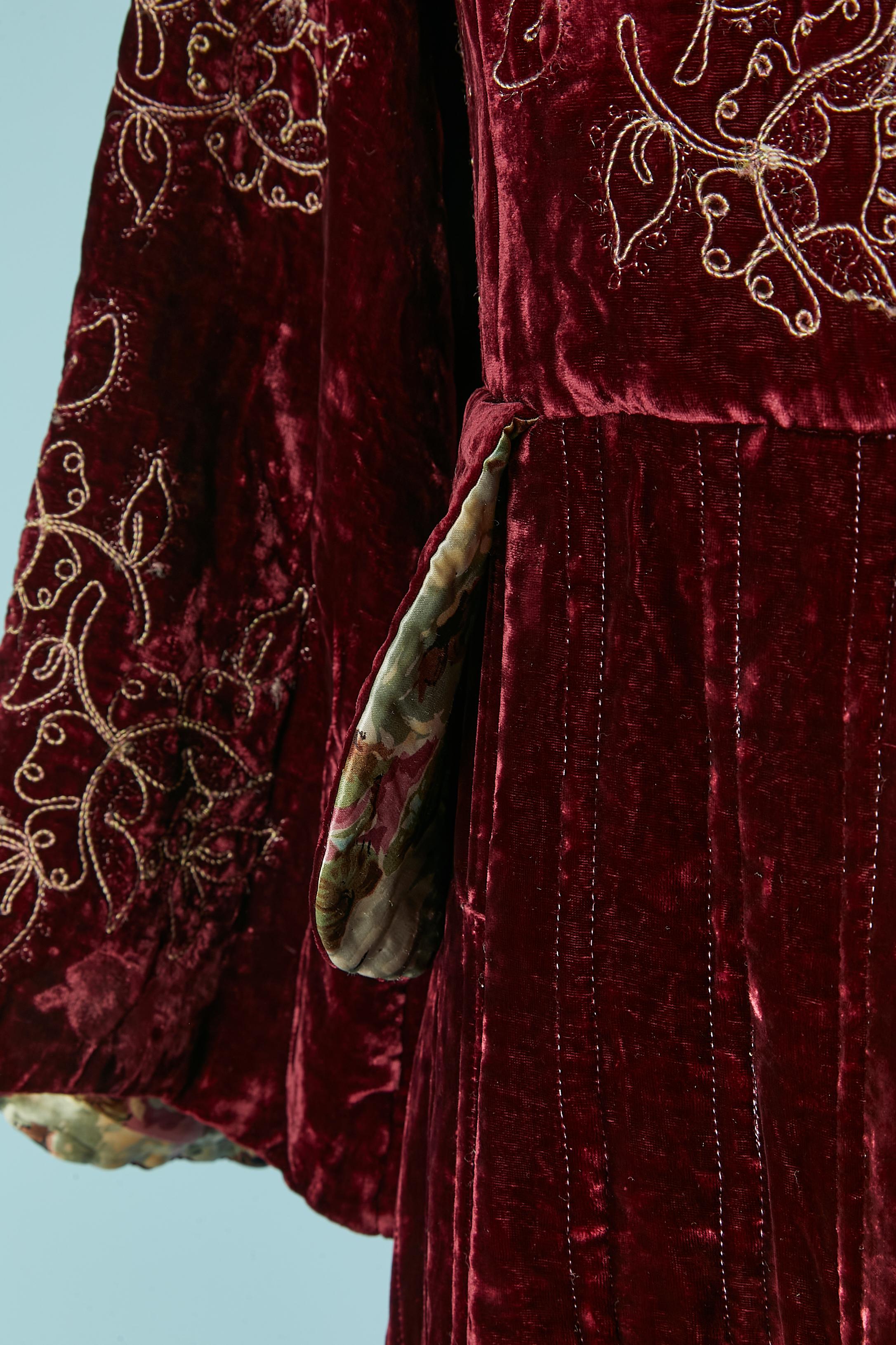 Velvet burgundy Robe with thread embroideries and flower lining Circa 1940's For Sale 3