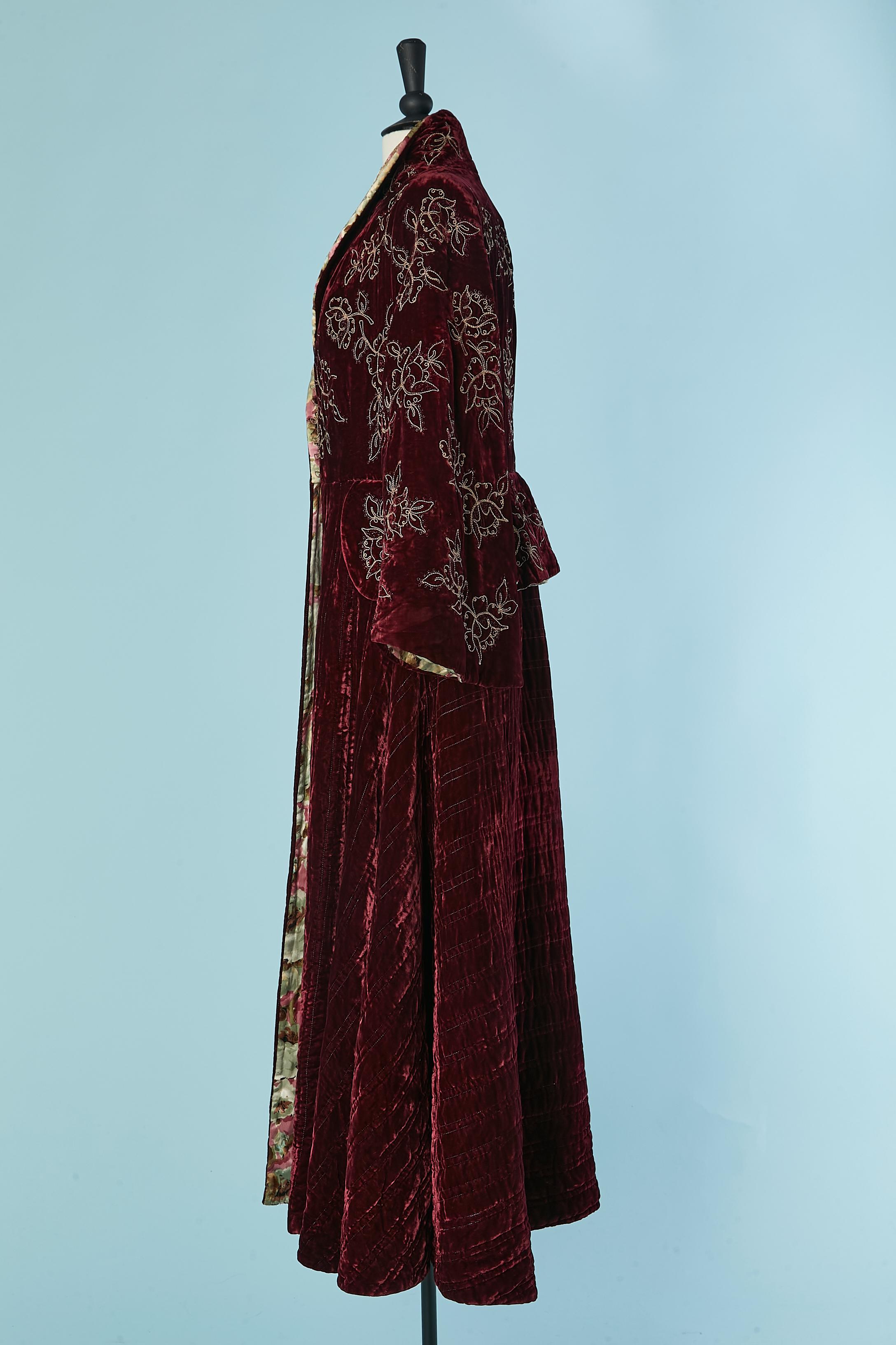 Velvet burgundy Robe with thread embroideries and flower lining Circa 1940's For Sale 4