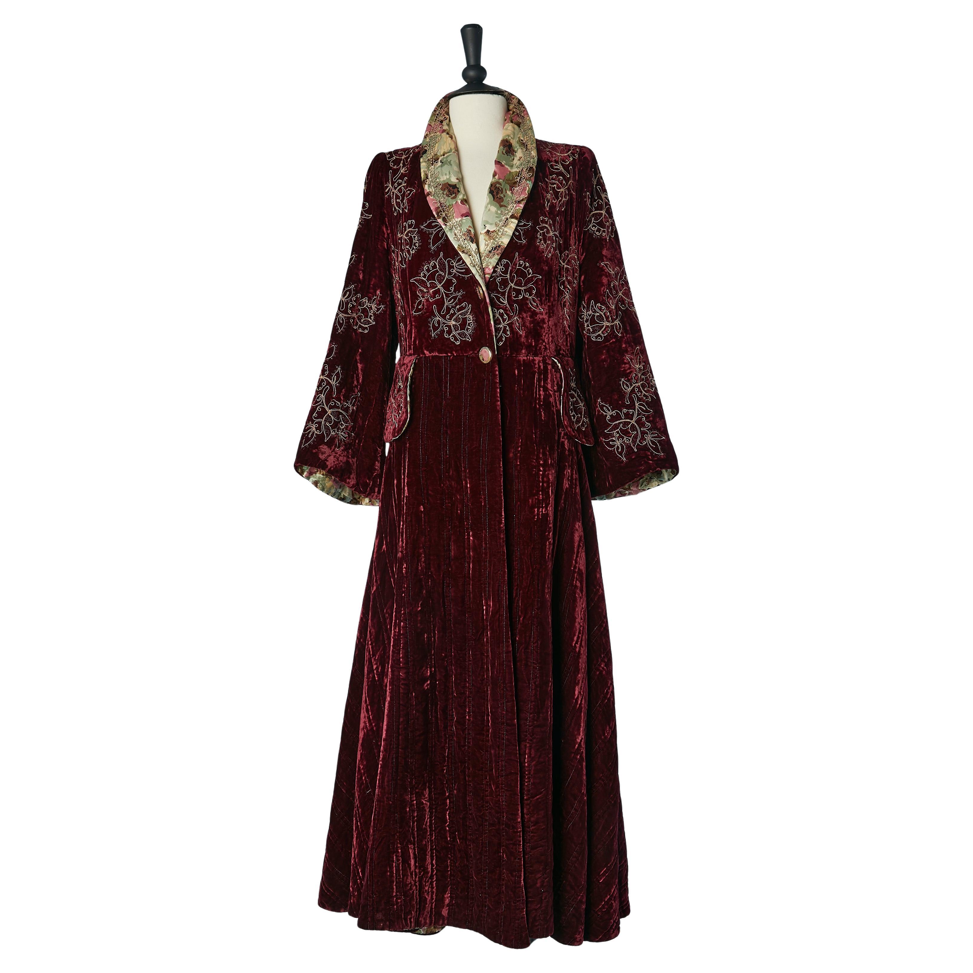 Velvet burgundy Robe with thread embroideries and flower lining Circa 1940's For Sale