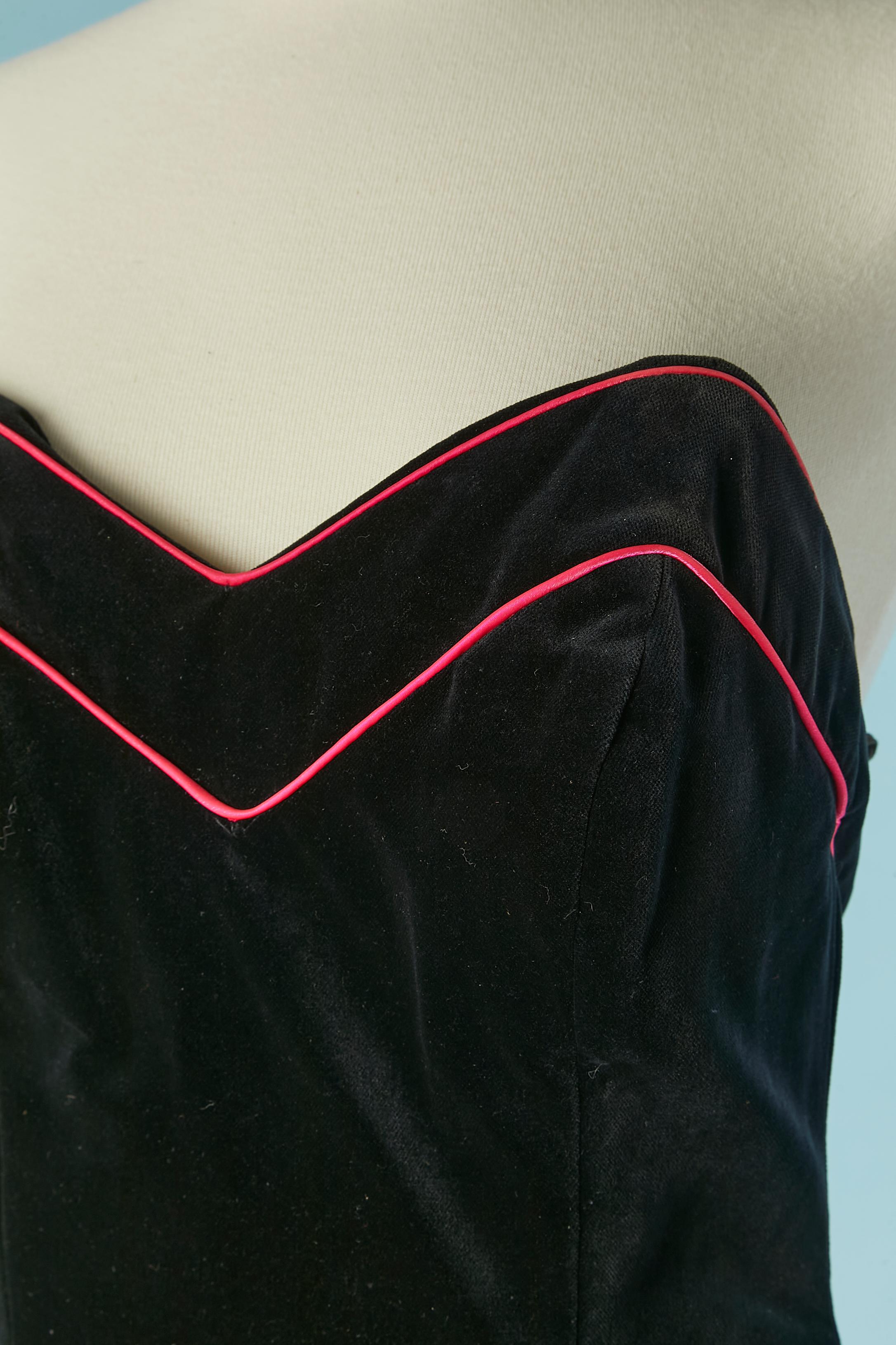 Vestido de noche corpiño de terciopelo negro con ribetes y volantes de nailon rosa. 
Deshuesada. Forro de tela rígida bajo los volantes para mantener el efecto ondulado.Cierre con cremallera y corchetes en la parte central de la espalda y abertura (