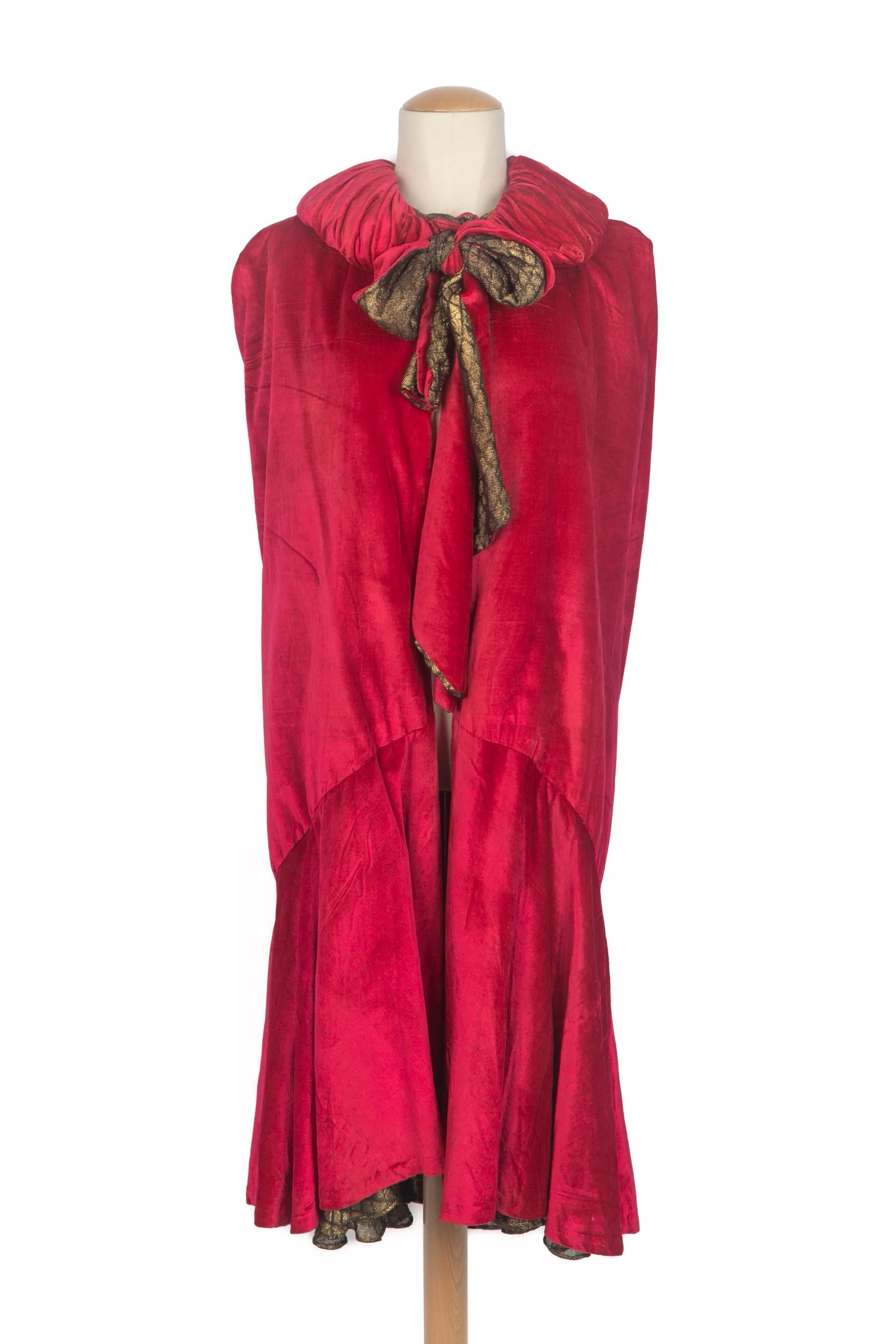 UNKNOWN - Cappotto a mantella in velluto rosso con fodera in lamé. Mancano le etichette della composizione e della taglia, ma veste una 36FR. Pezzo non firmato degli anni '20.

Condizioni:
Buono stato

Dimensioni:
Larghezza delle spalle: circa 47 cm