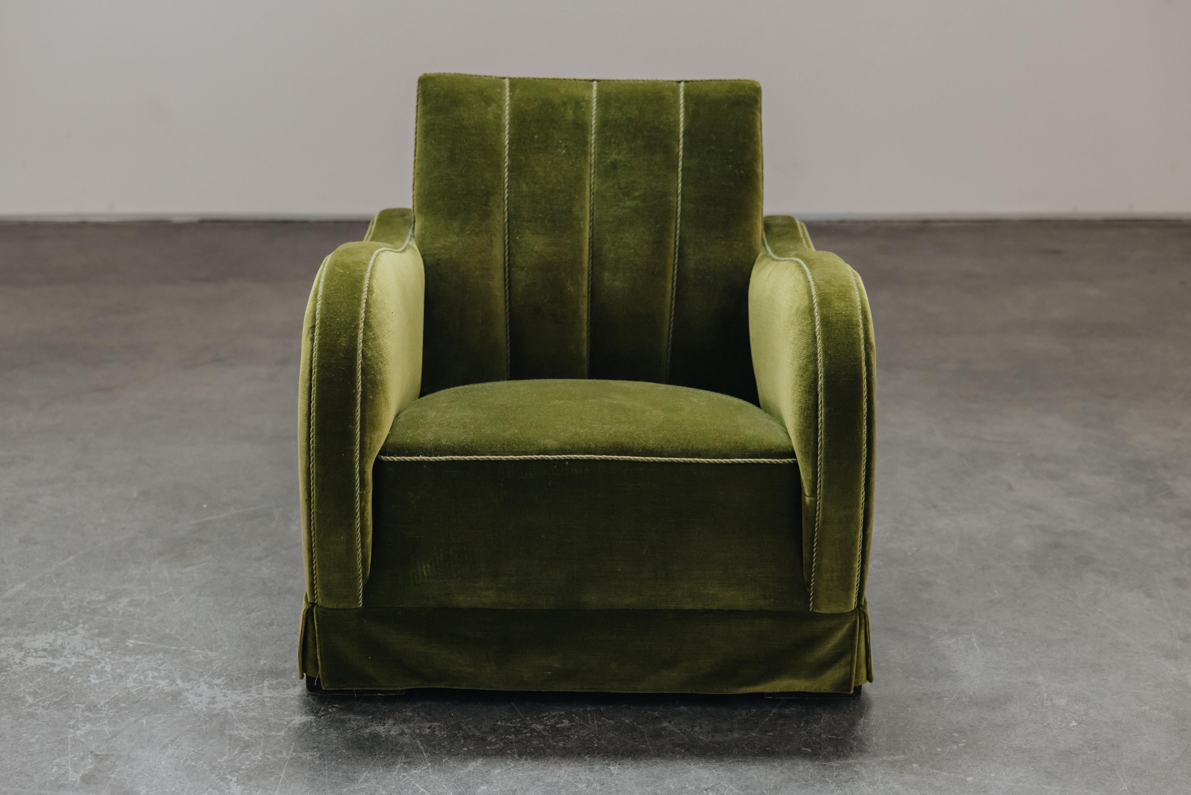 Silla de salón acanalada de terciopelo procedente de Francia, circa 1940.  Cómodo modelo con tapicería original de suave terciopelo verde.  Excelente estado.