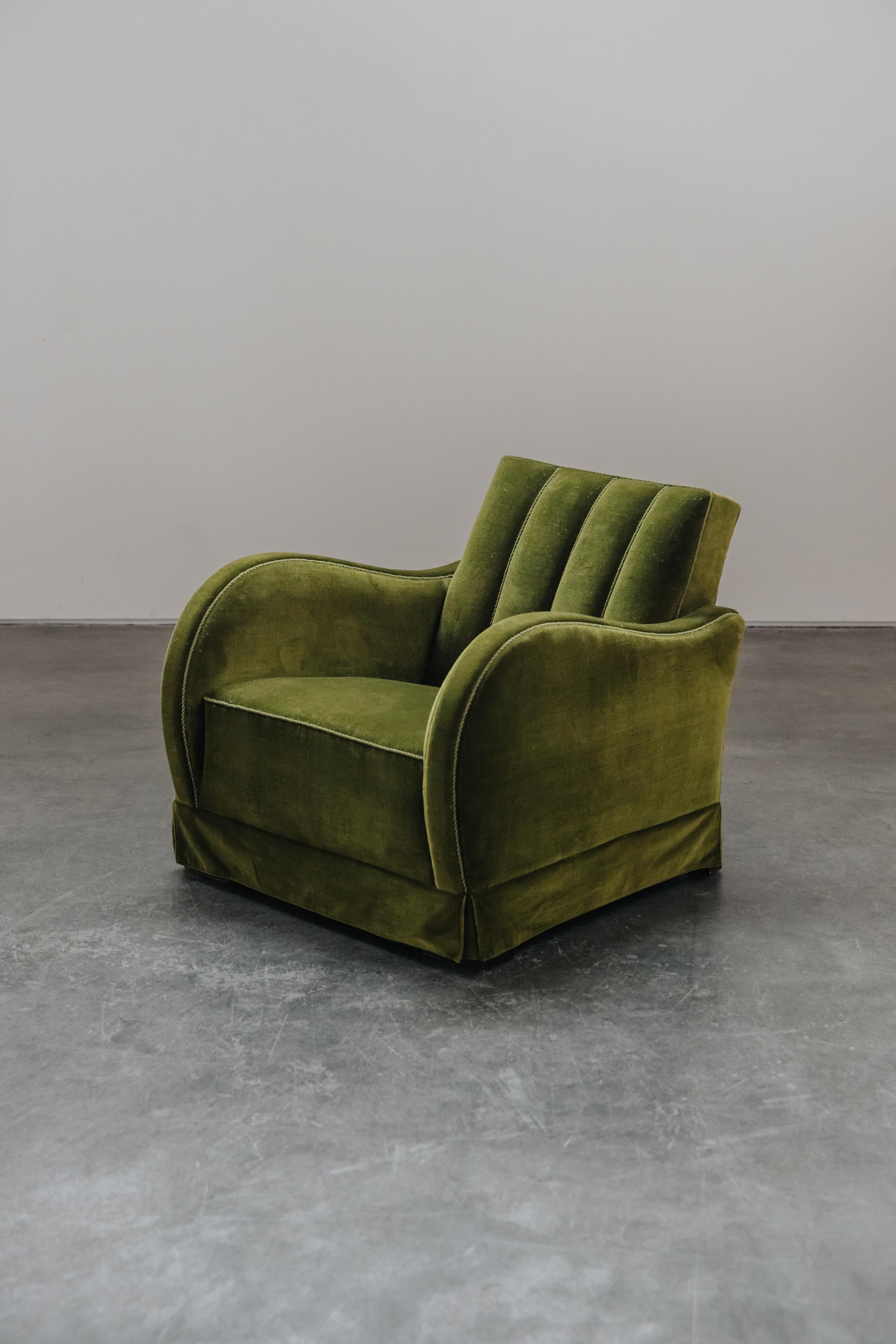 Sillón de terciopelo acanalado de Francia, circa 1940 Europeo en venta