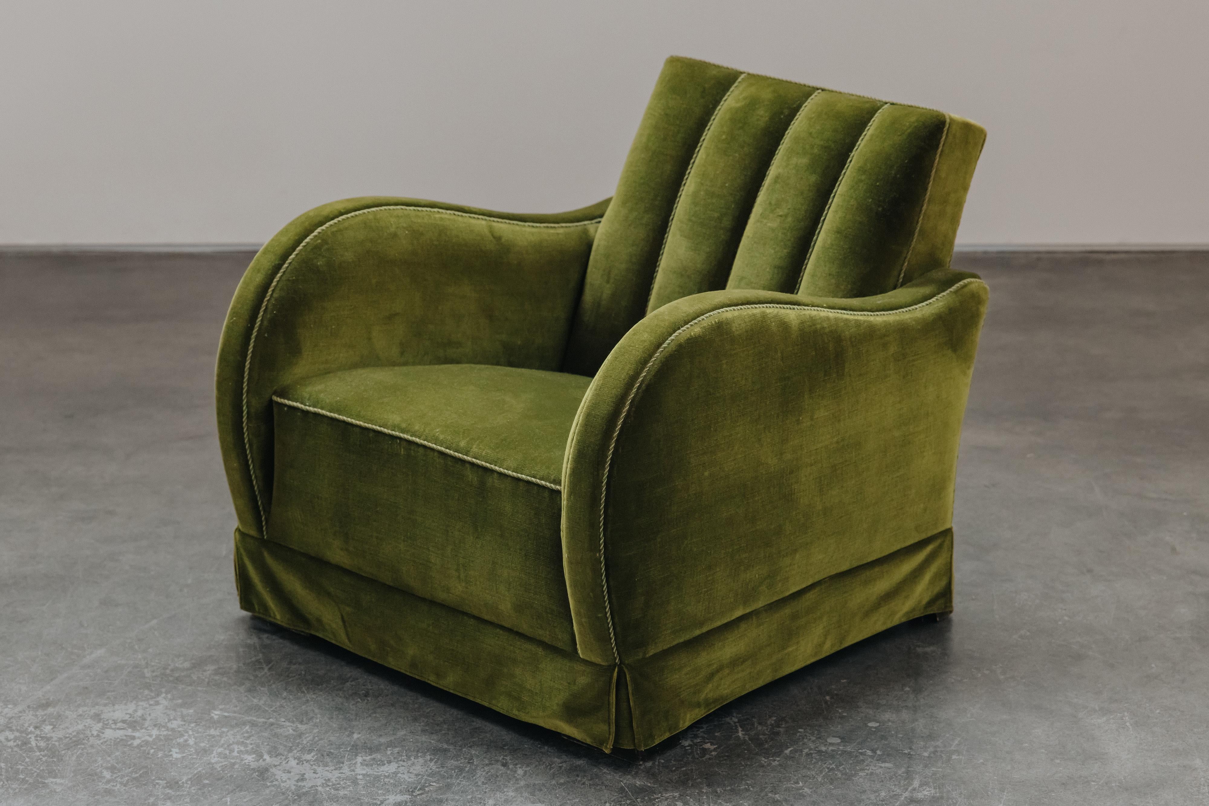 Sillón de terciopelo acanalado de Francia, circa 1940 en Bueno estado para la venta en Nashville, TN