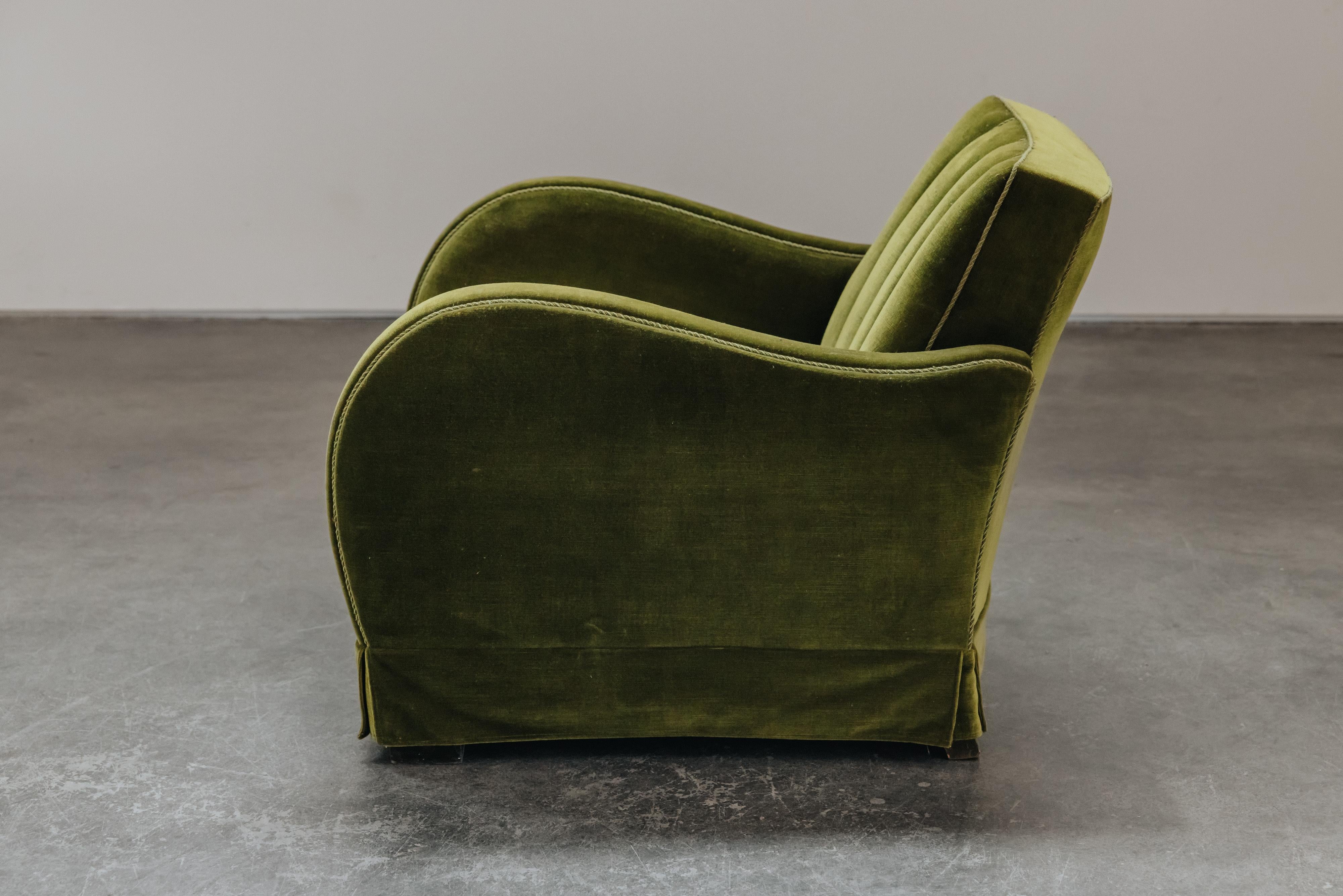 Sillón de terciopelo acanalado de Francia, circa 1940 mediados del siglo XX en venta