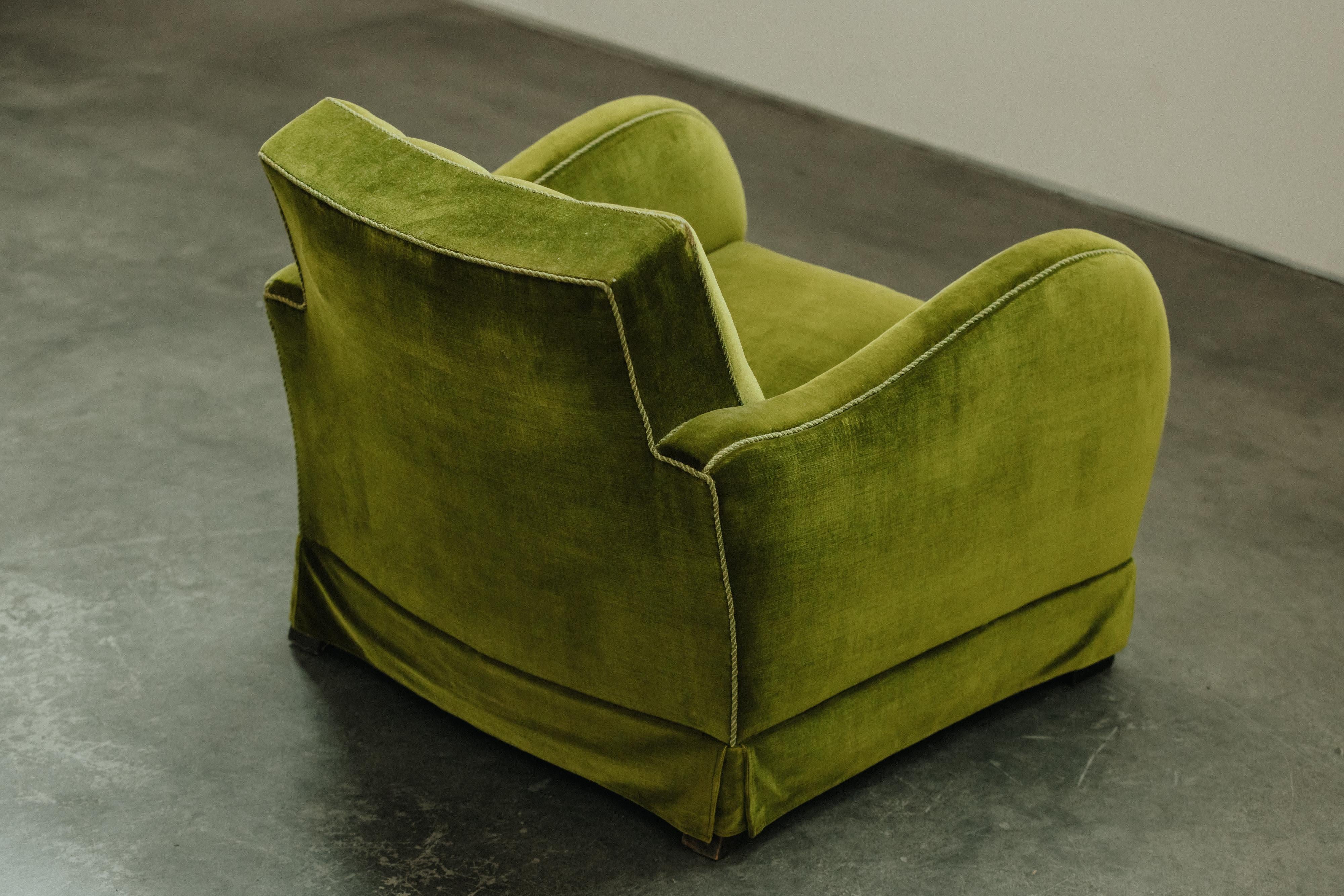 Sillón de terciopelo acanalado de Francia, circa 1940 en venta 2