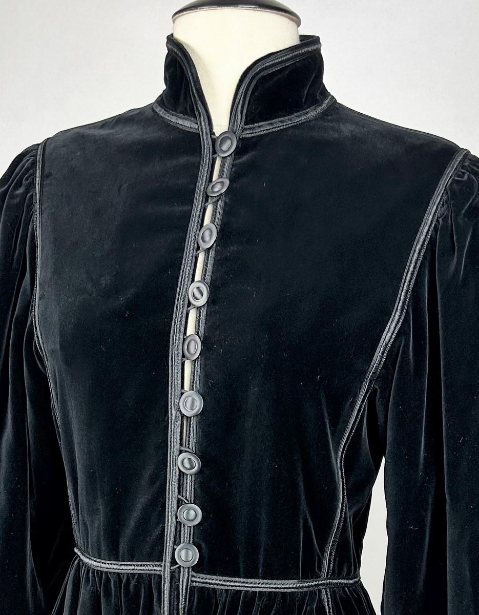 Women's or Men's Velvet coat by Yves Saint Laurent Rive Gauche - Ballets Russes Opera collection For Sale