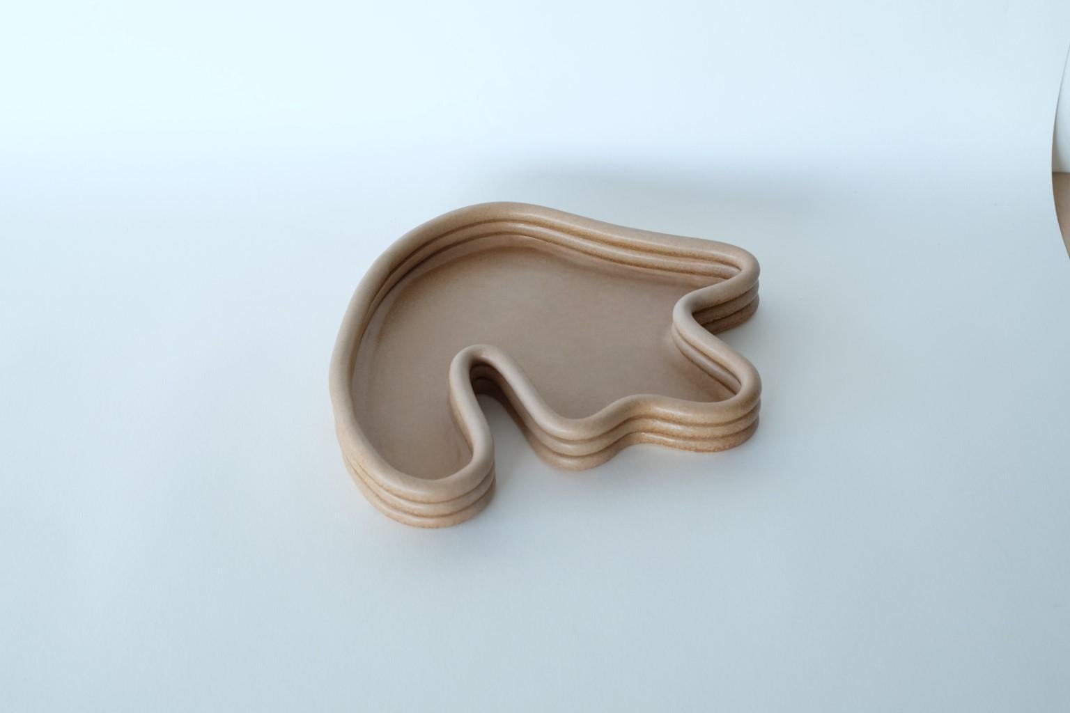 Samtkaffee Lali kleine Videotasche von Sophie Parachey
Abmessungen: B 28 x T 24 x H 3,5 cm
MATERIALIEN: Steingut.

Inspiriert durch längere Aufenthalte in Mittelamerika hinterfragt Sophie Parachey in ihren Arbeiten die Transformation, den Gegensatz
