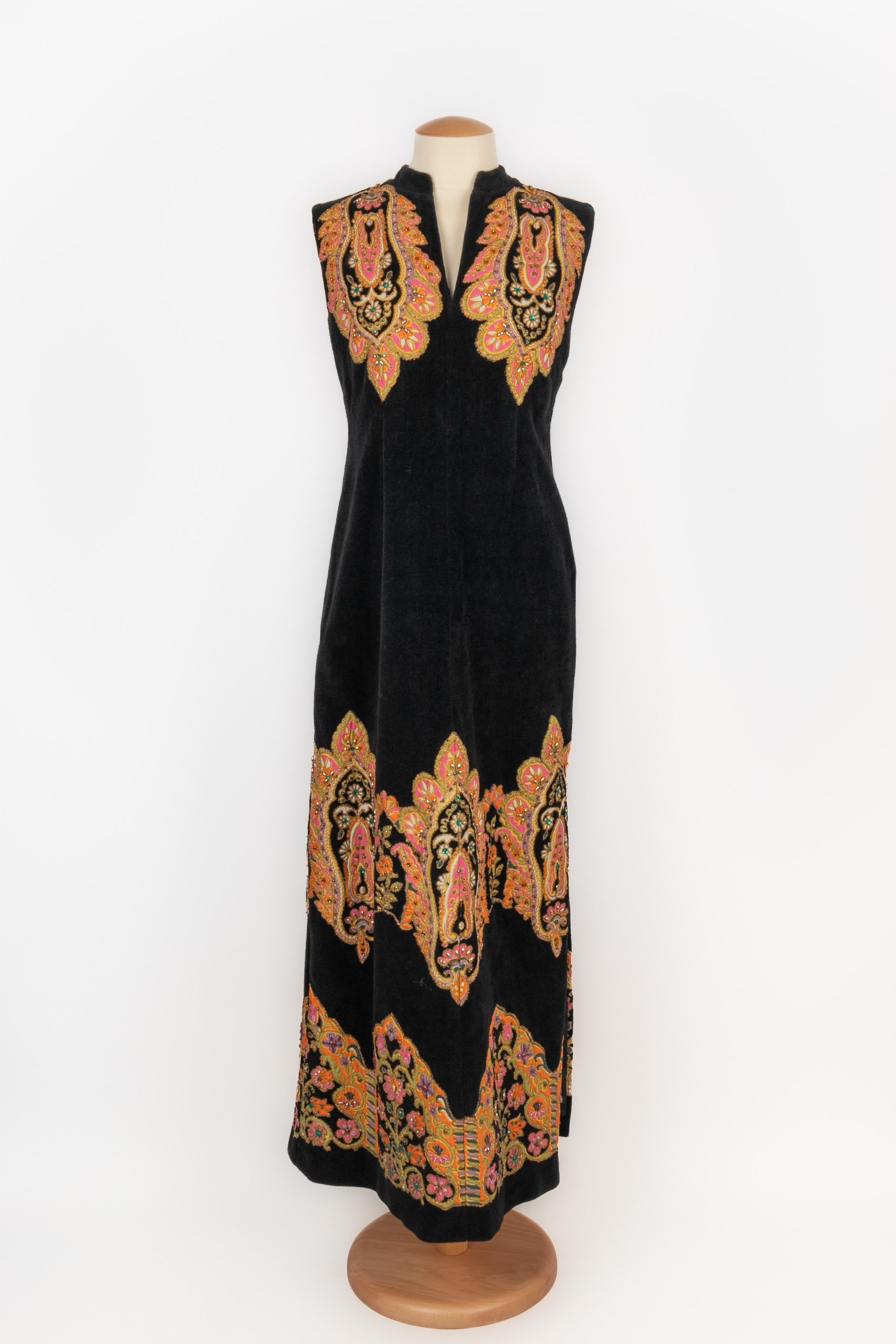 UNKNOWN - (Made in Italy) Schwarzes Samtkleid, bestickt mit psychedelischen Mustern und Perlen. Design/One aus den 1960er Jahren. Er passt auf einen 36FR/38FR.

Bedingung:
Sehr guter Zustand

Abmessungen:
Brustumfang: 40 cm - Taillenumfang: 35 cm -