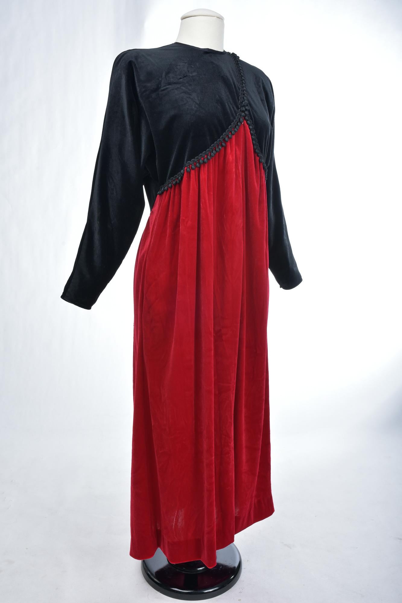 A Velvet Dress by Oscar de la Renta - USA Circa 1990 For Sale 6