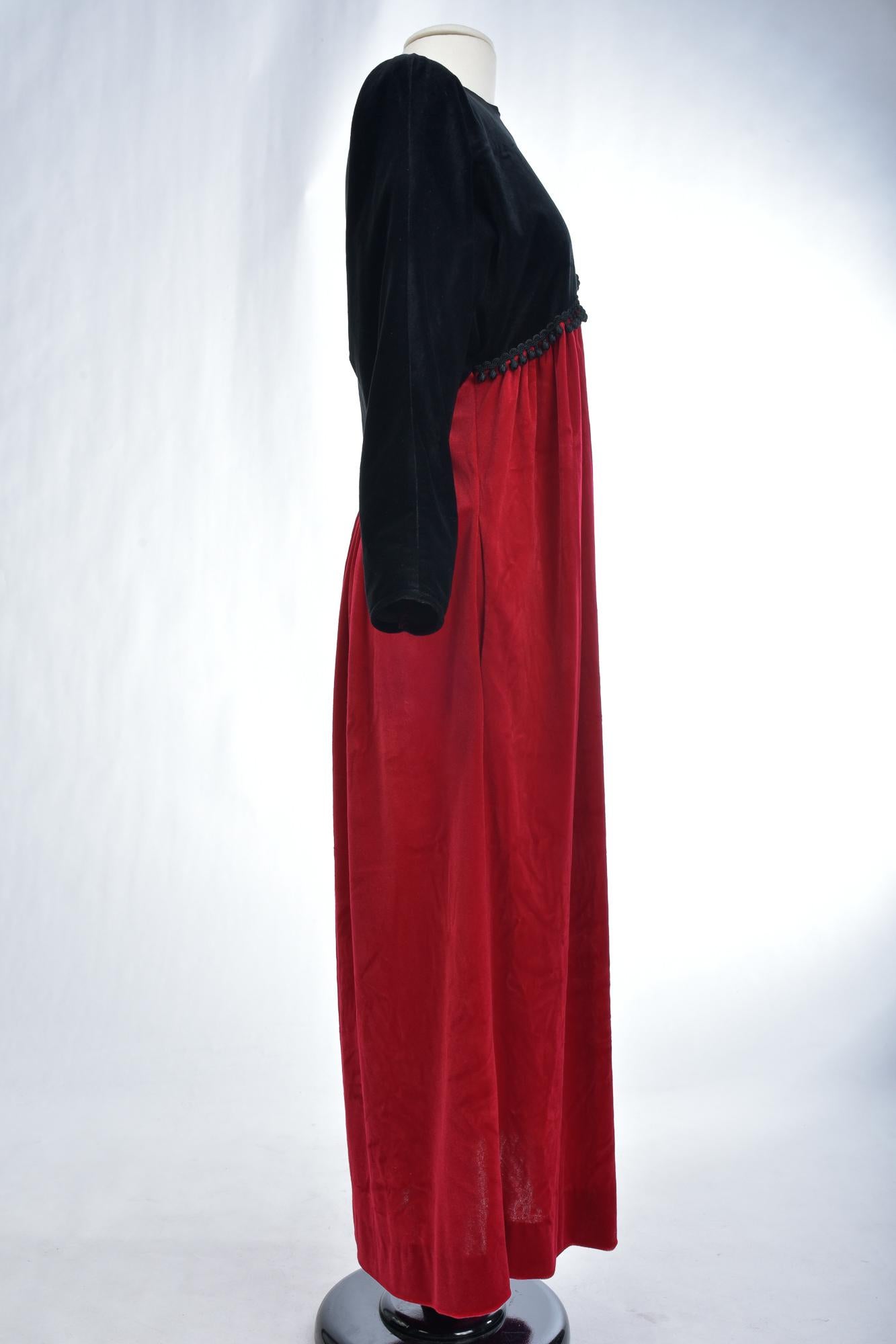 A Velvet Dress by Oscar de la Renta - USA Circa 1990 For Sale 8