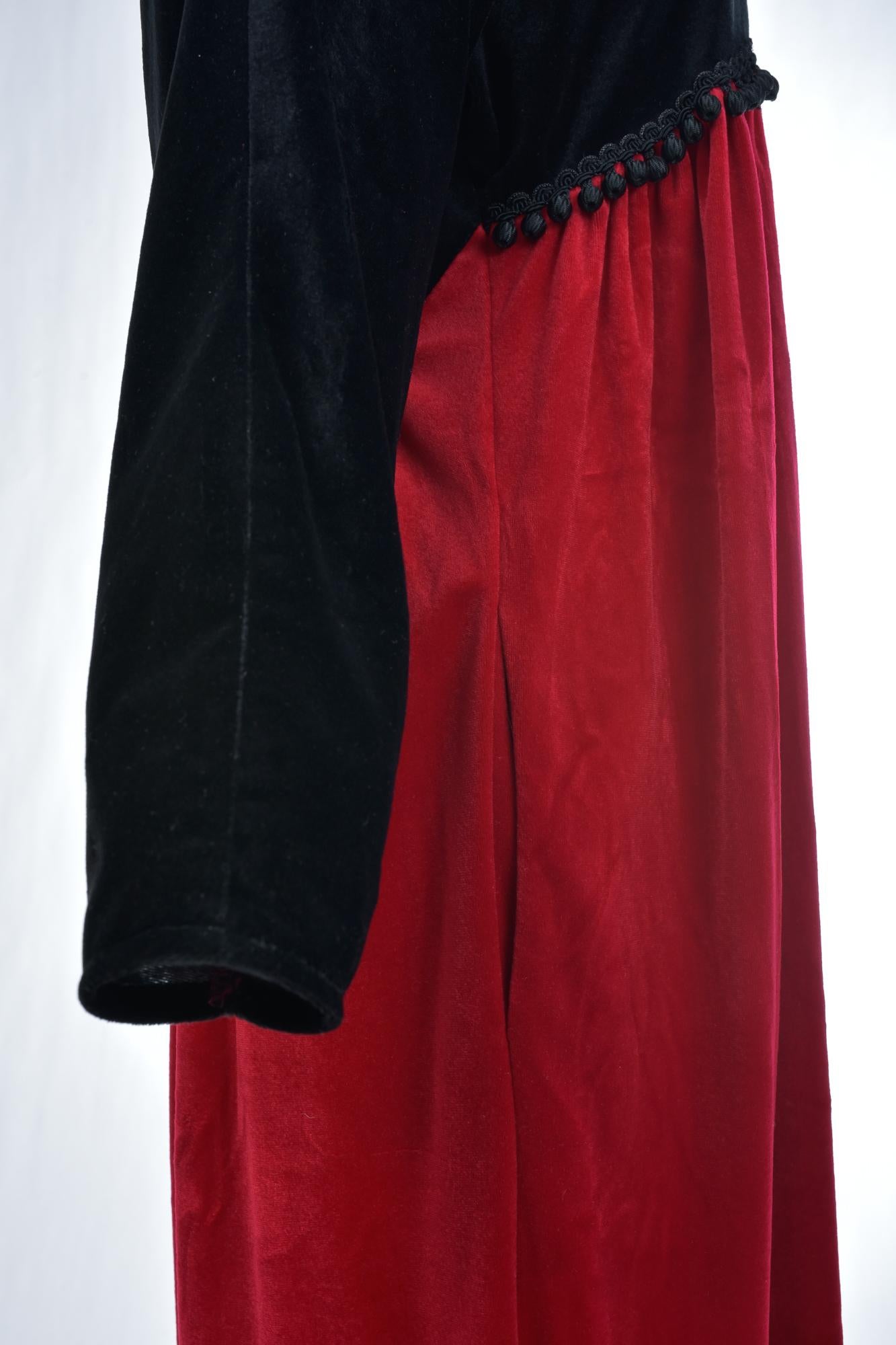 A Velvet Dress by Oscar de la Renta - USA Circa 1990 For Sale 9