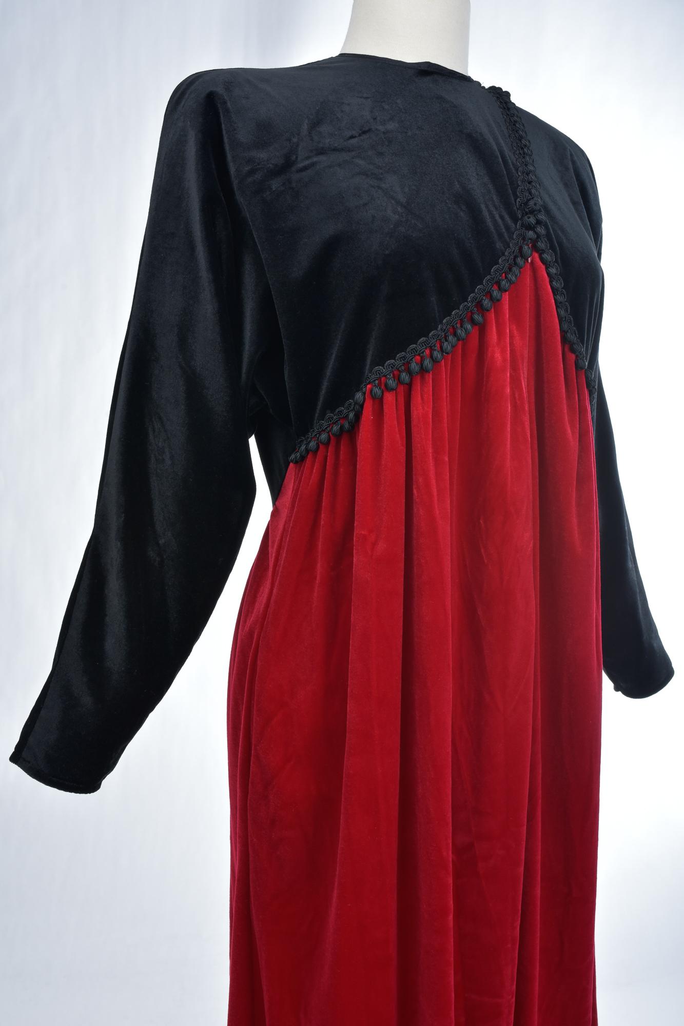 Circa 1990

United States

Beautiful evening or interior dress in black and crimson red velvet by the famous American designer Oscar de la Renta and dating from the 1990s. Obvious wink to the Hispanic culture! Loose fit with high waist pleated under