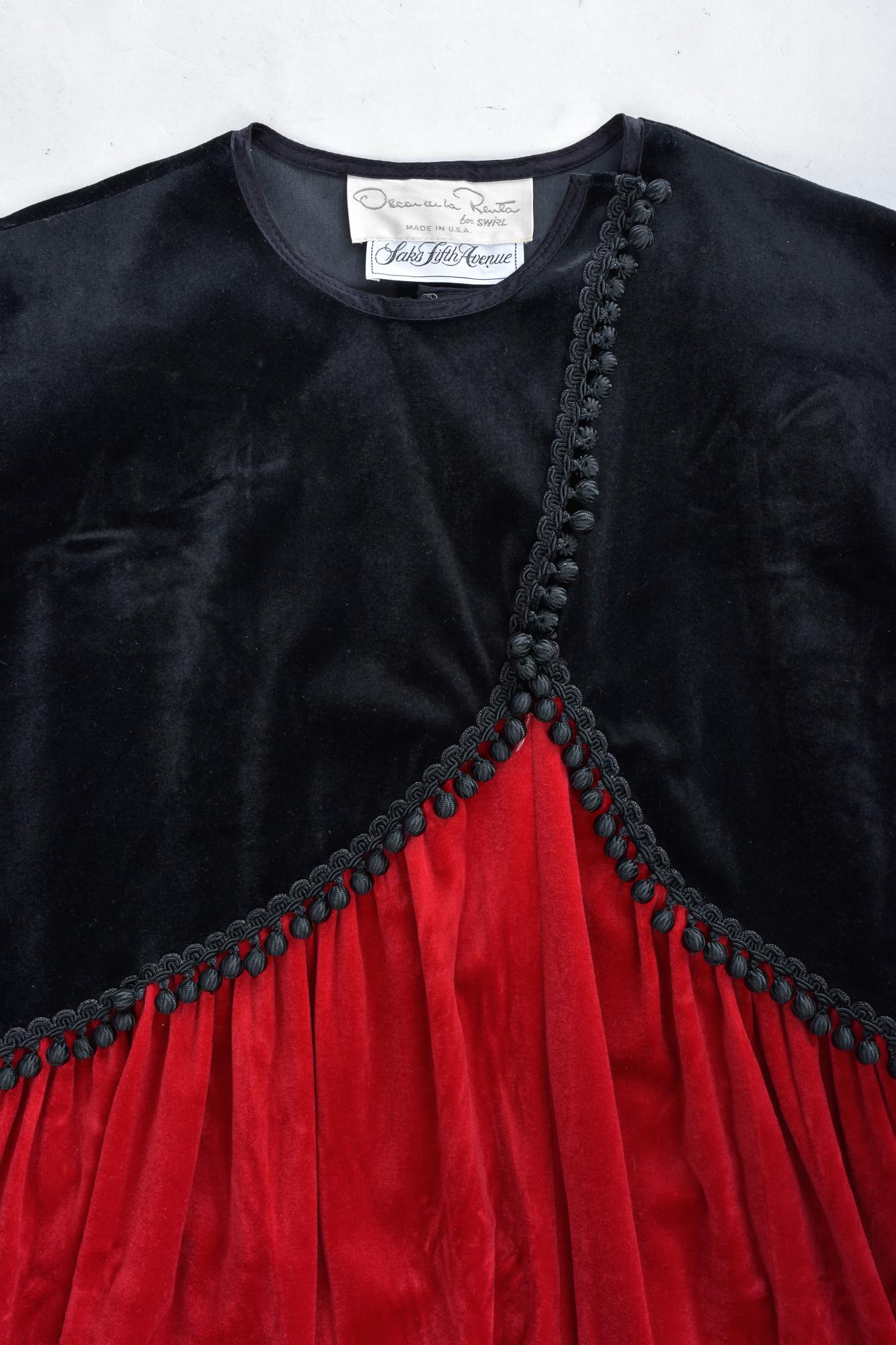 Women's A Velvet Dress by Oscar de la Renta - USA Circa 1990 For Sale