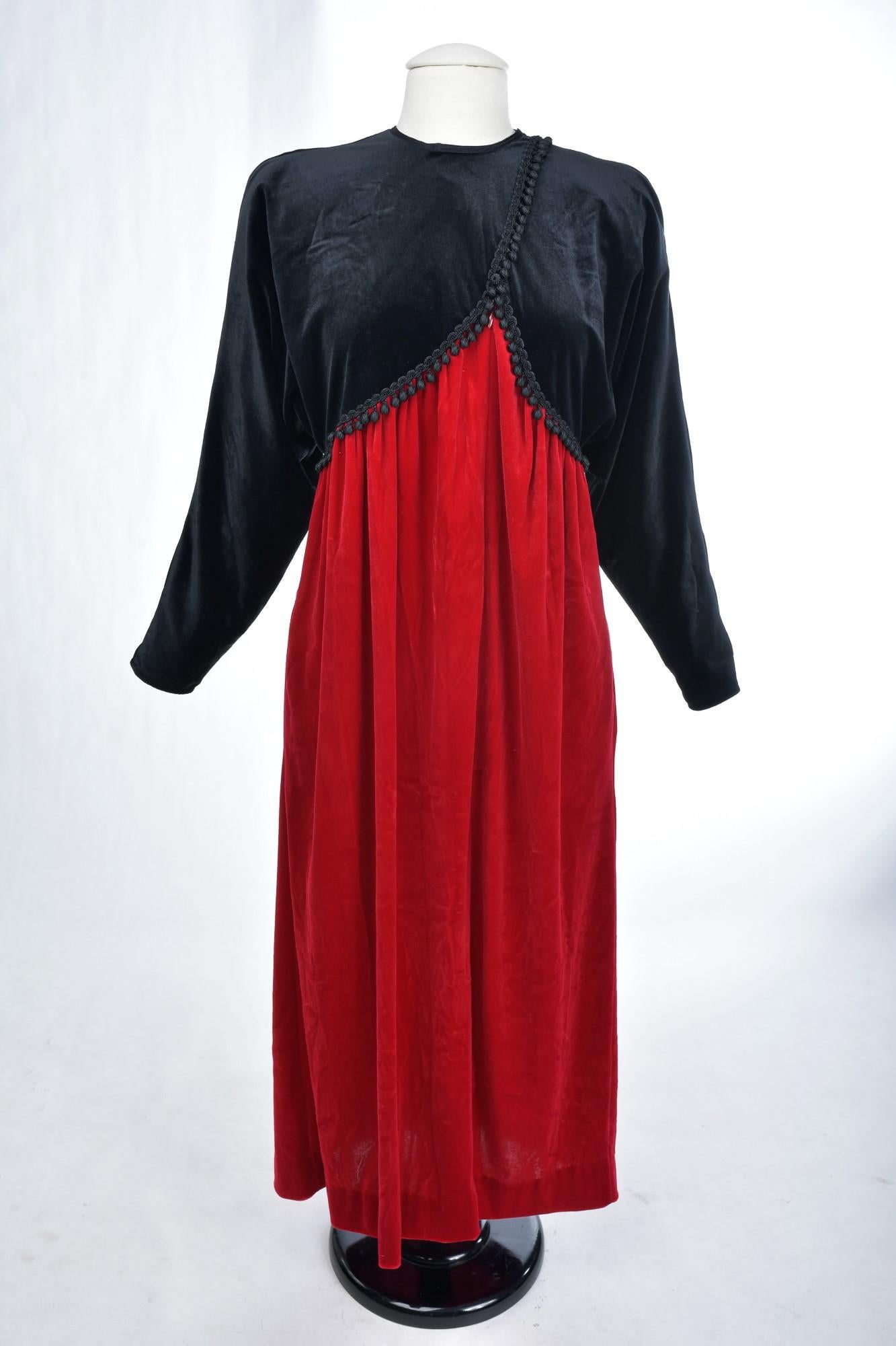 A Velvet Dress by Oscar de la Renta - USA Circa 1990 For Sale 1