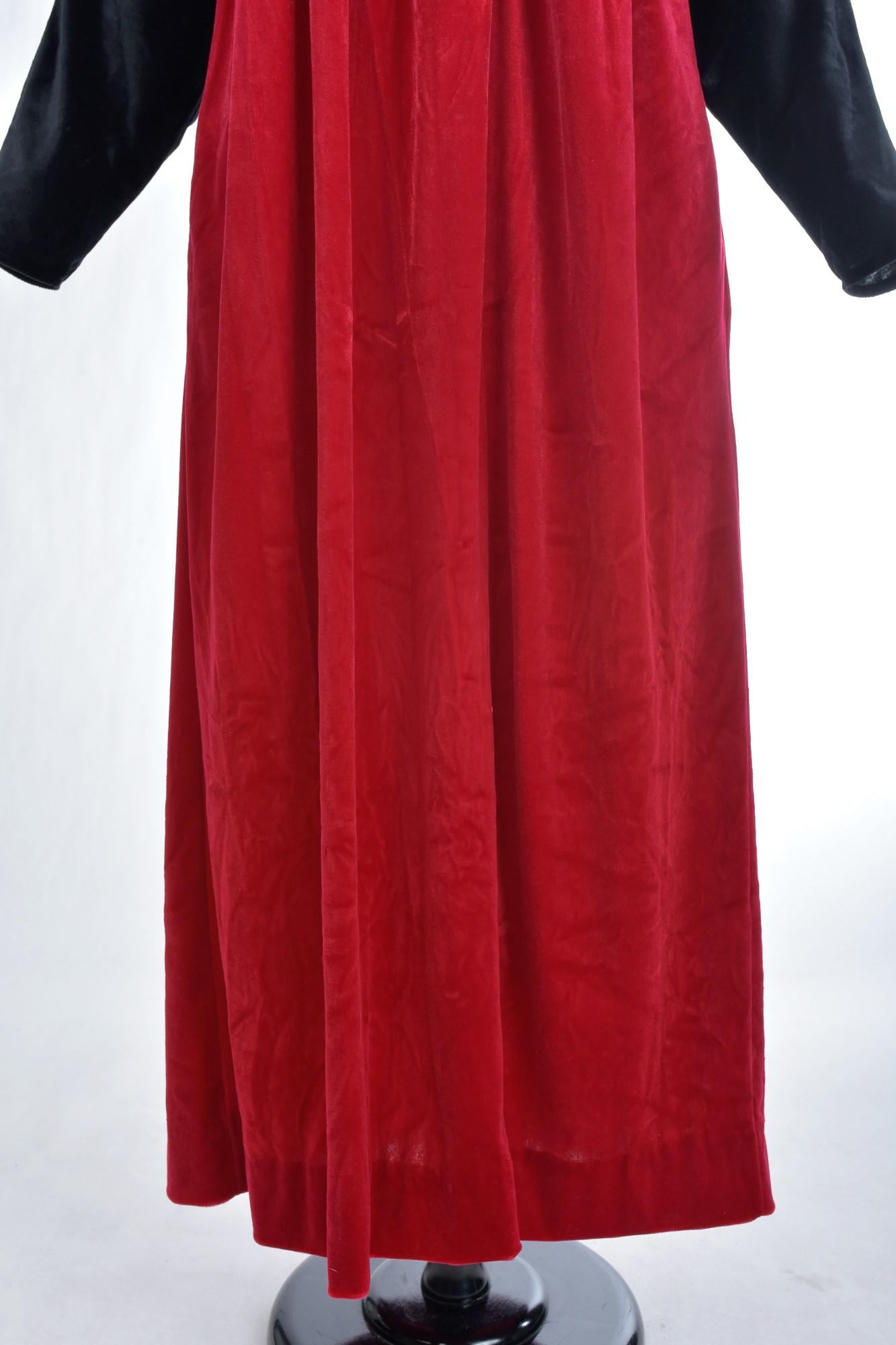 A Velvet Dress by Oscar de la Renta - USA Circa 1990 For Sale 2