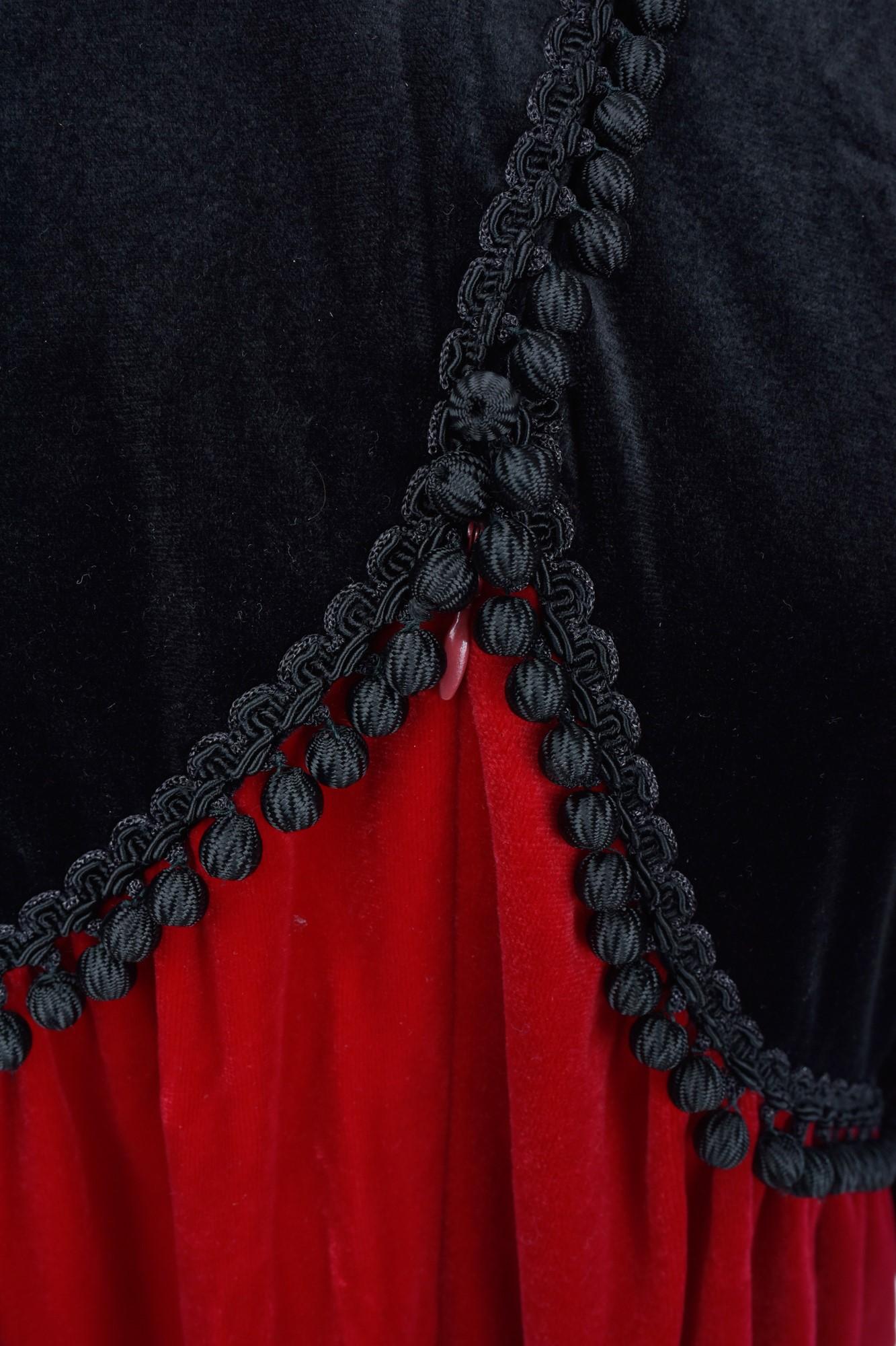 A Velvet Dress by Oscar de la Renta - USA Circa 1990 For Sale 4