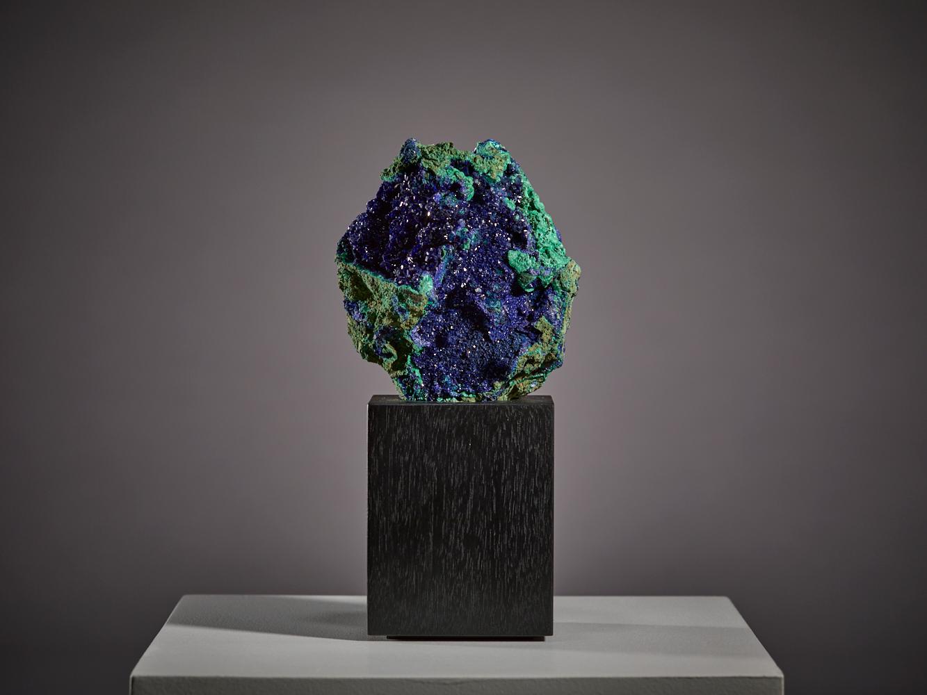 Questo esemplare audace e scultoreo è caratterizzato da una vibrante fusione di profonde
Azzurrite blu notte e malachite verde terra, intrecciate in modo naturale
attraverso la superficie. 

Gli scintillanti cristalli di azzurrite brillano come