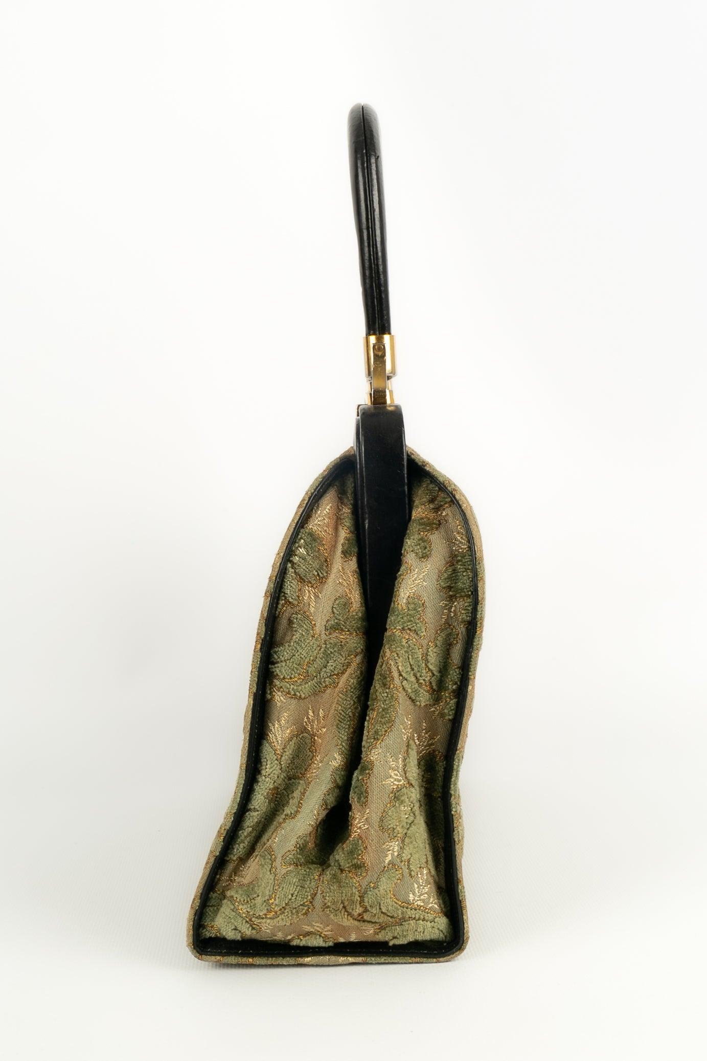 Velvet handbag in shades of green. 

Additional information:
Condition: Very good condition
Dimensions: Height: 19 cm - Length: 26.5 cm - Depth: 10 cm - Handle: 34 cm

Seller Reference: S186