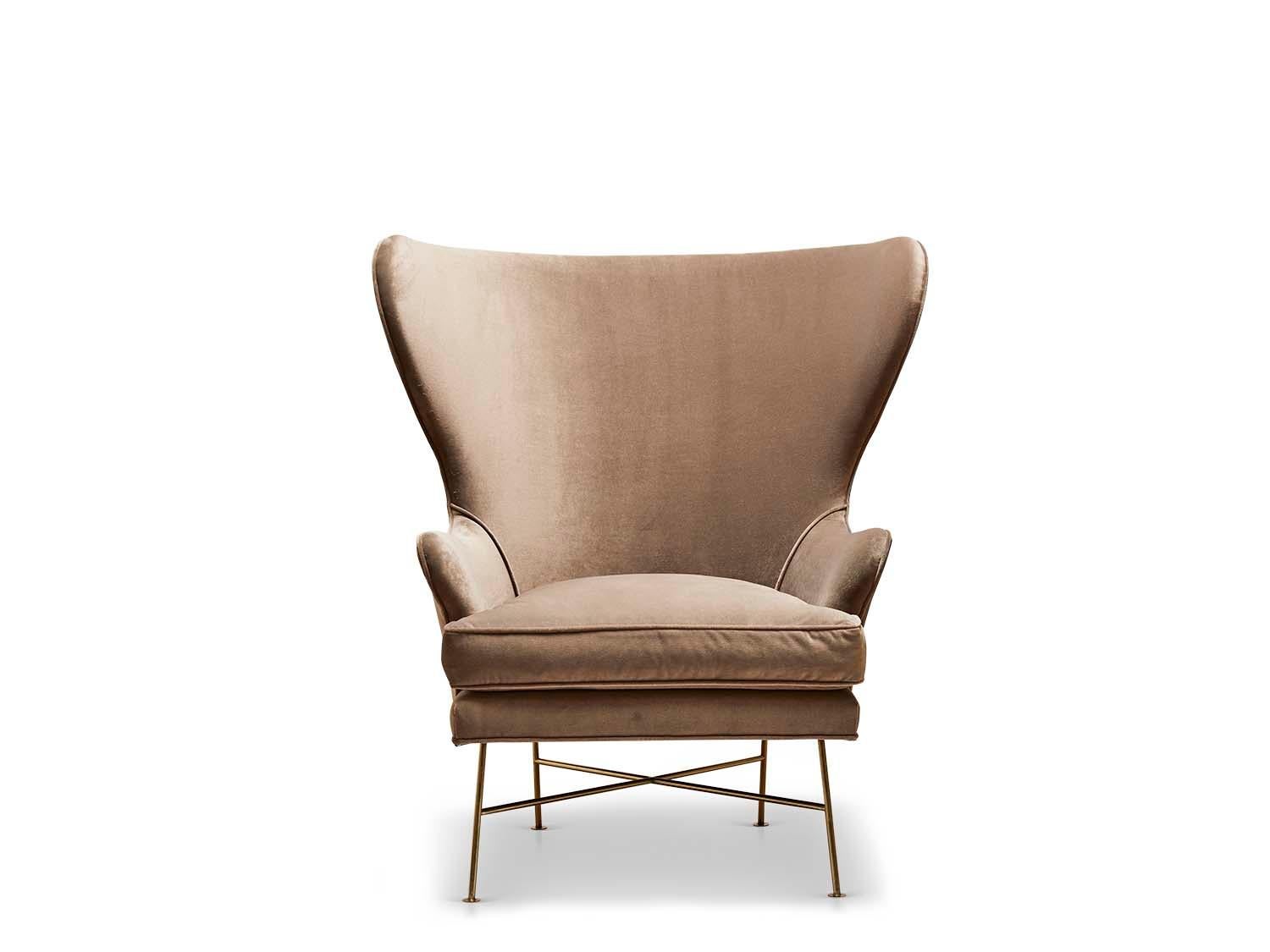 Der Highland Wingback Chair ist ein skulpturaler, breiter Stuhl mit minimalem Metallgestell und daunenumwickeltem Sitzkissen.

 