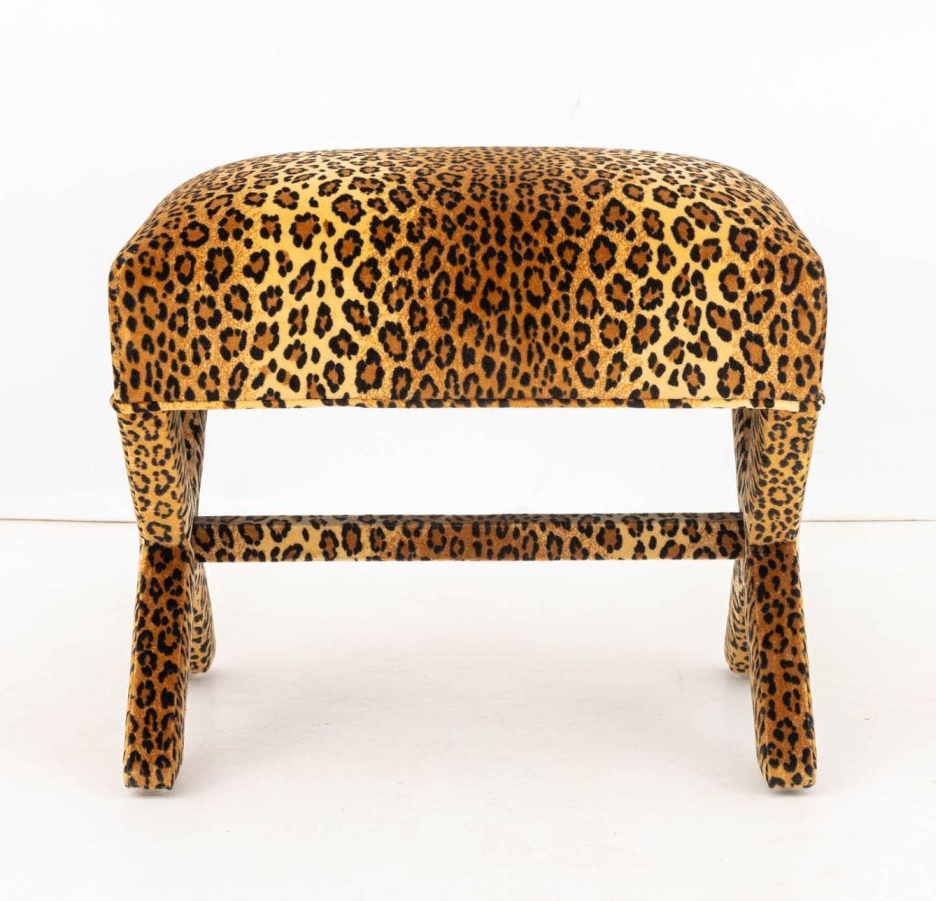 Pouf imbottito in velluto con stampa leopardo. 19