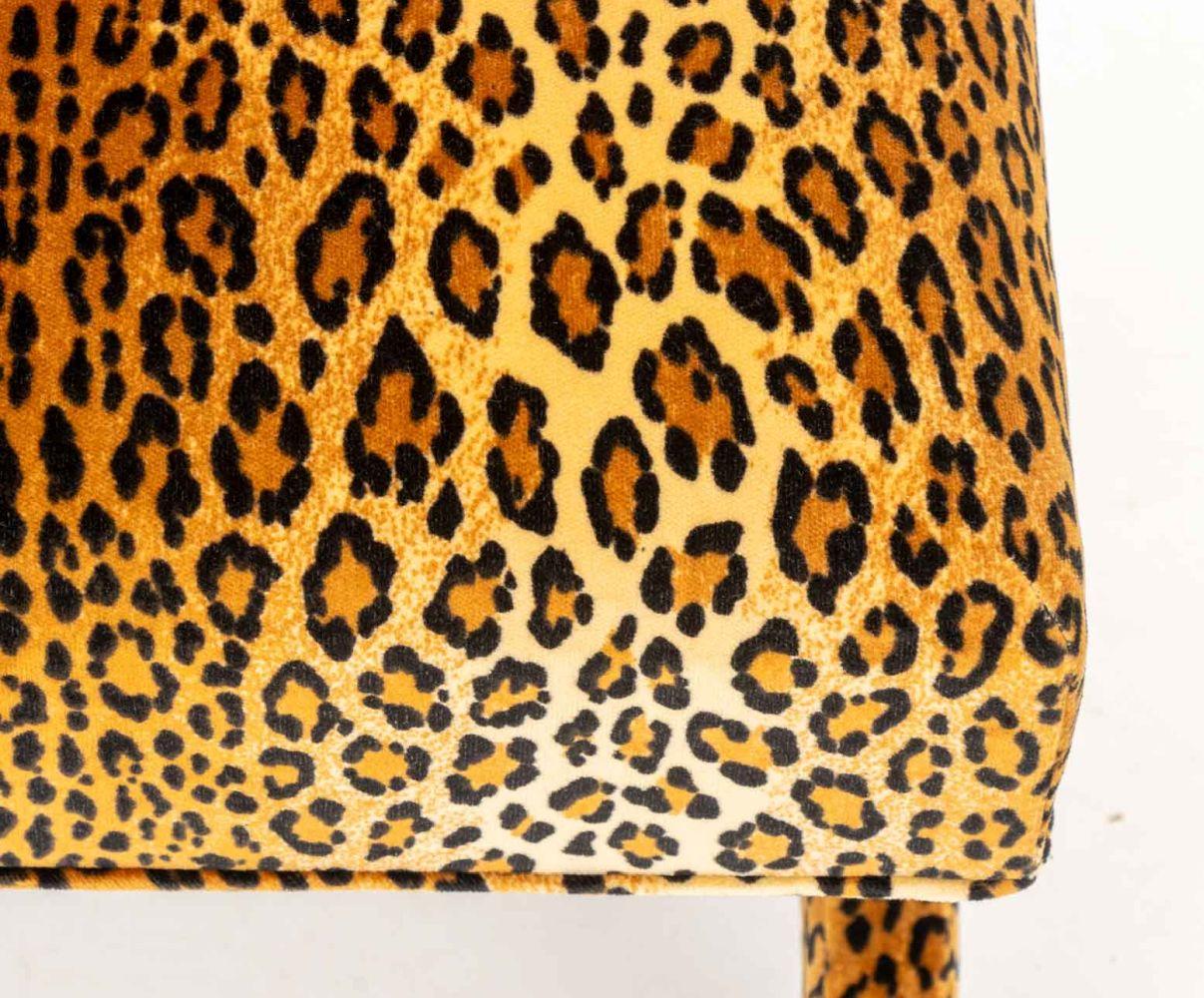Pouf imbottito in velluto con stampa leopardo In condizioni buone in vendita a Astoria, NY