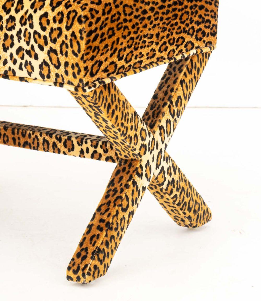 XX secolo Pouf imbottito in velluto con stampa leopardo in vendita