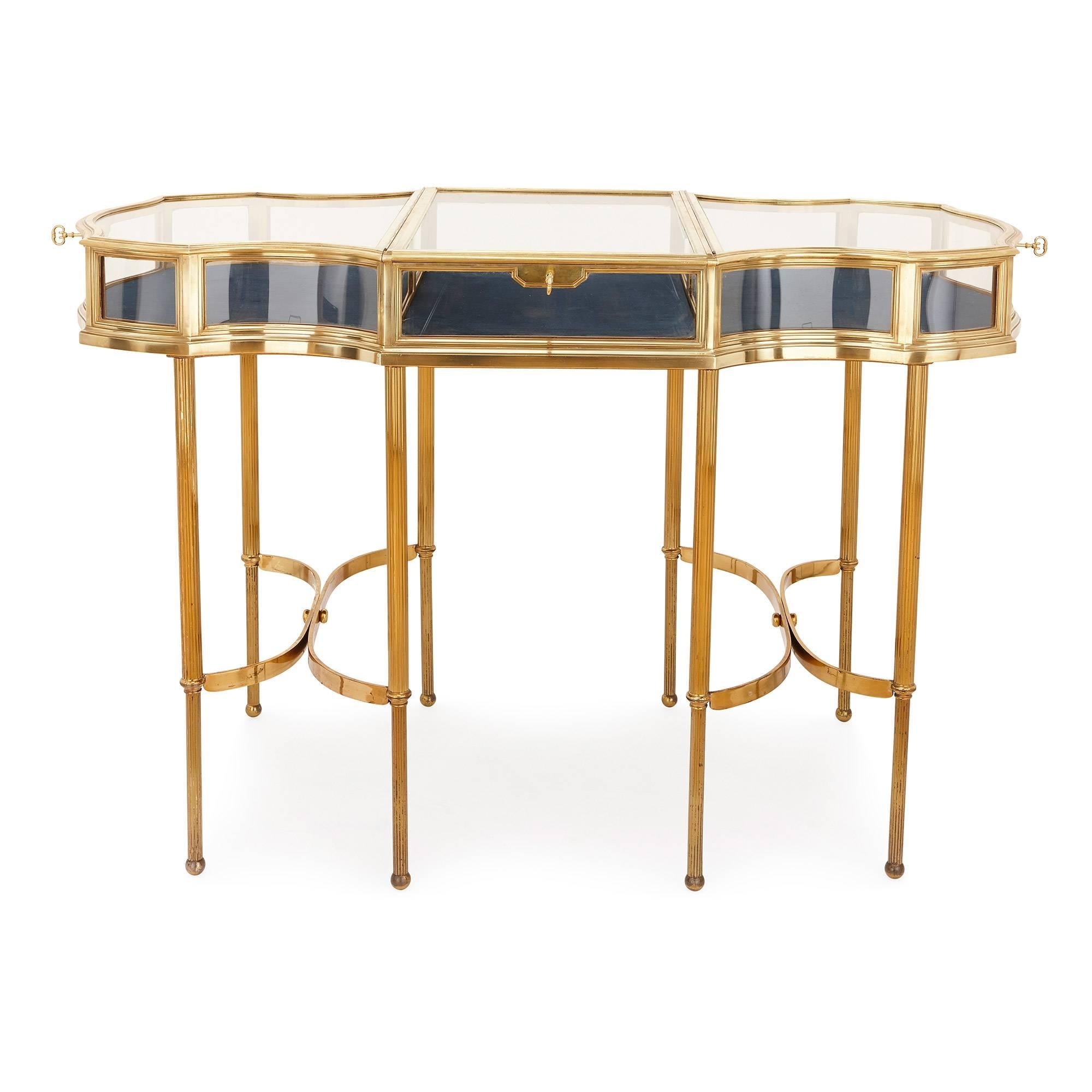 This French vitrine table is a beautifully elegant piece of design, and a true statement piece, perfect for the display of jewelry, trinkets and all manner of precious wares. Its shape is beautifully serpentine, and formed in three sections, each of