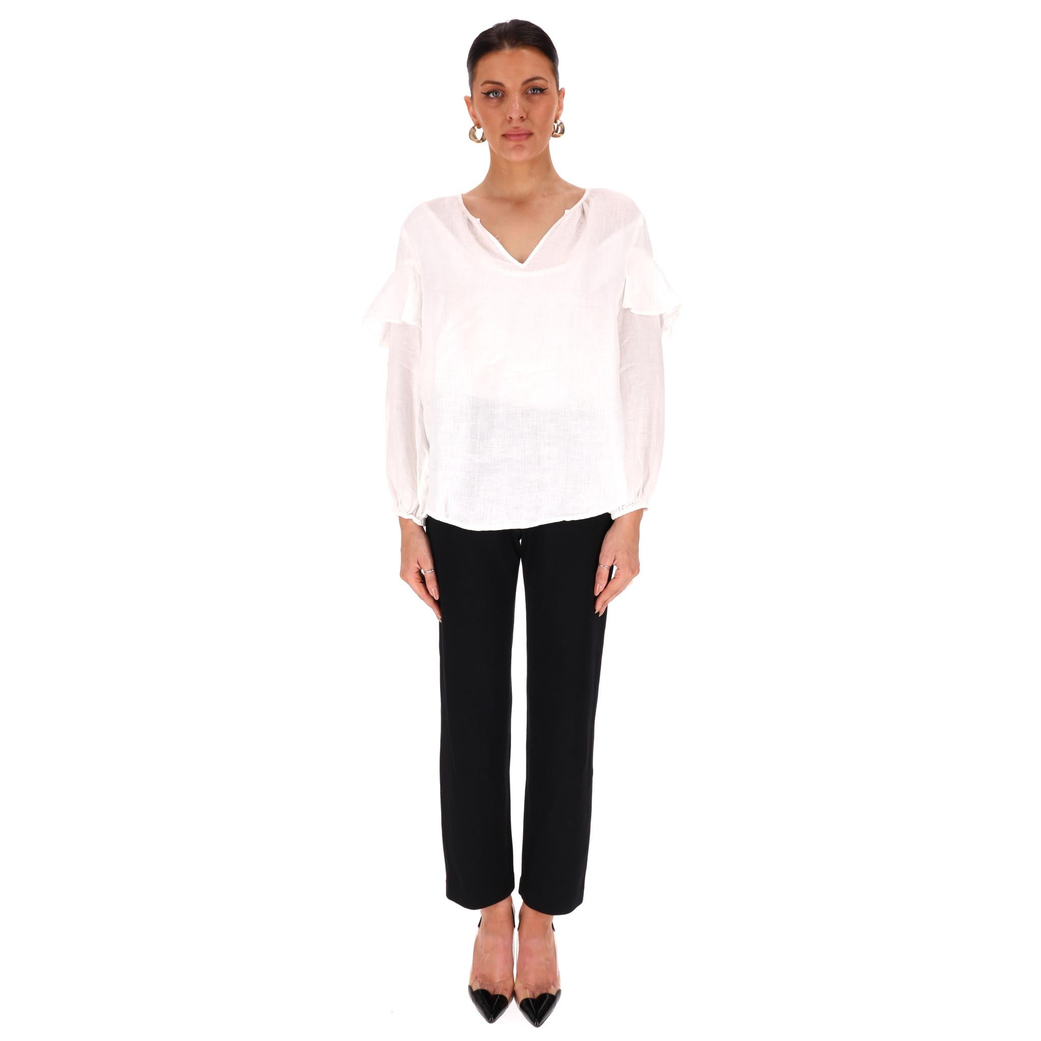 Rüschenhemd aus Samtleinen

Weißes, vollständig aus Leinen gefertigtes Hemd mit V-Ausschnitt und Rüschen an den langen Ärmeln.

Mit kastenförmiger Silhouette und elastischen Bündchen.

Preis ca. £300

Größe - S

Zustand - Sehr gut

Zusammensetzung -