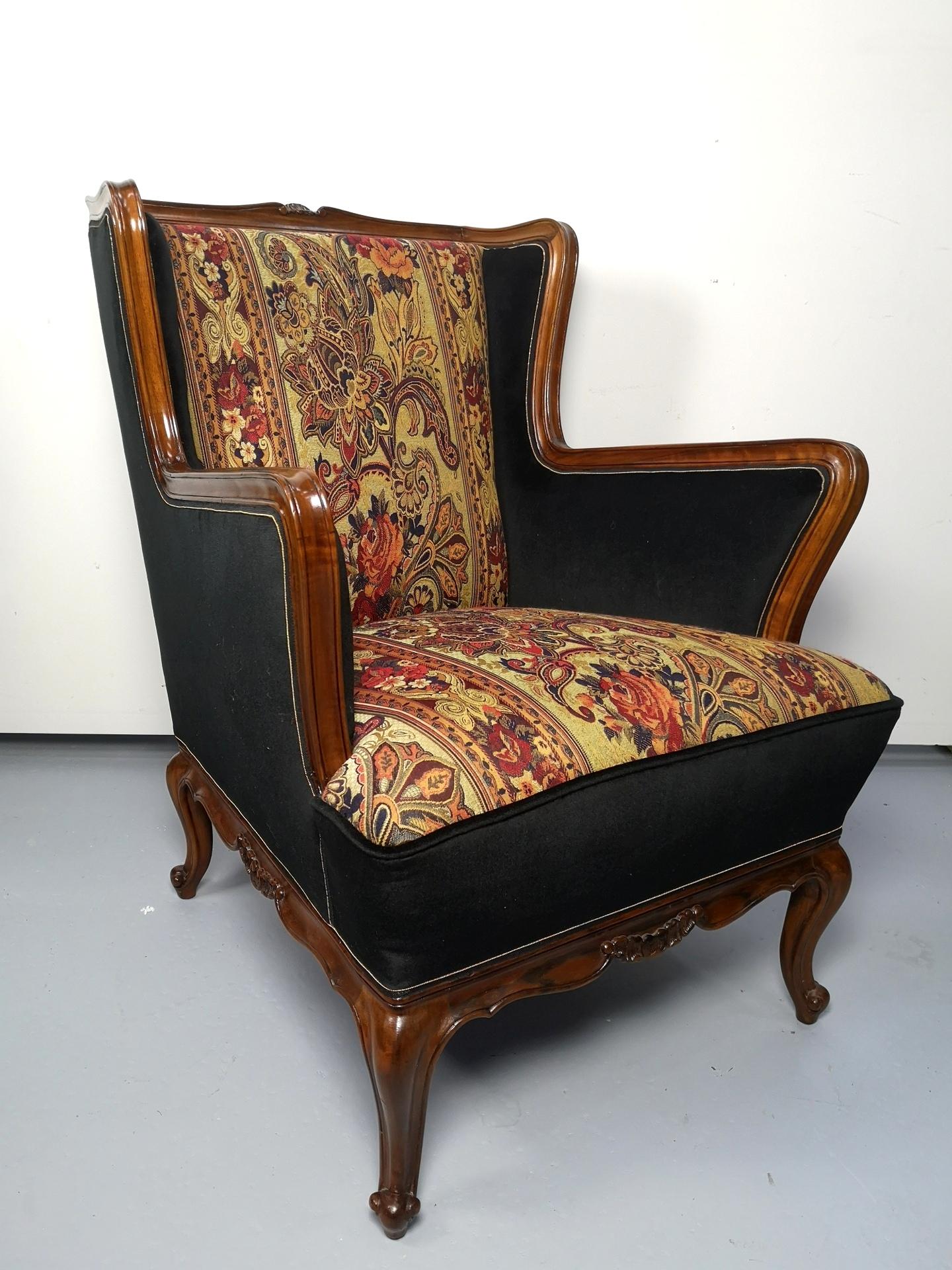Neobaroque or Baroque revival, this three piece living room suite is restored to the highest standards. Reupholstered with black velvet and a luscious baroque carpit- refinished with French polish (shellac)

Measures: Sofa: 173 x 70 x 91 cm;