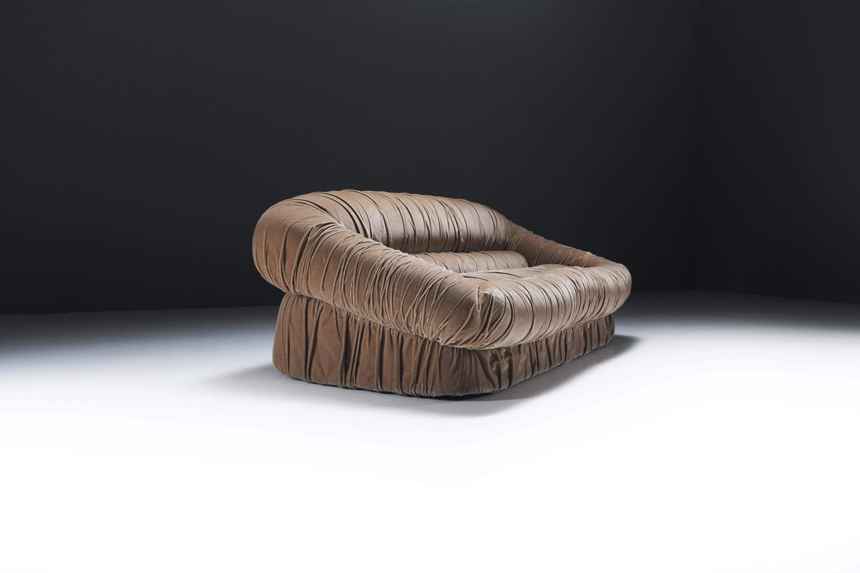 Mid-Century Modern Velvet lounge sofa by De Pas D’Urbino Lomazzi for Dall’Oca