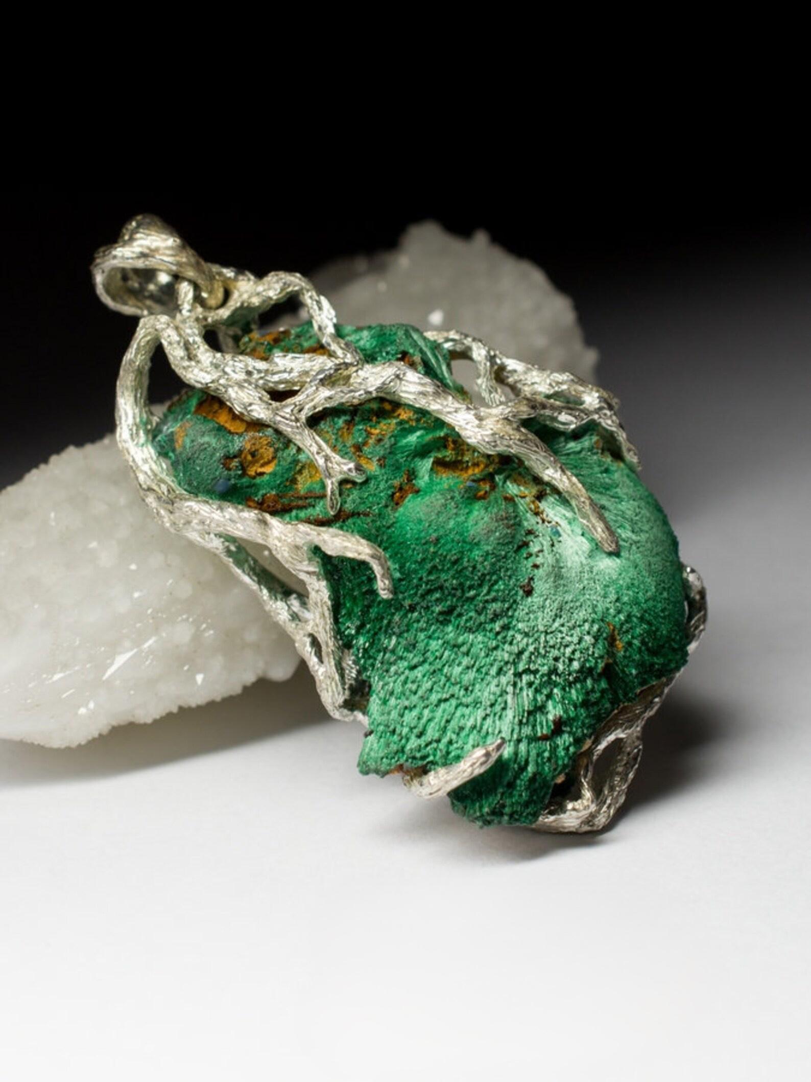 Velvet Malachite necklace silver green forest raw natural crystal vintage In Excellent Condition For Sale In Berlin, DE