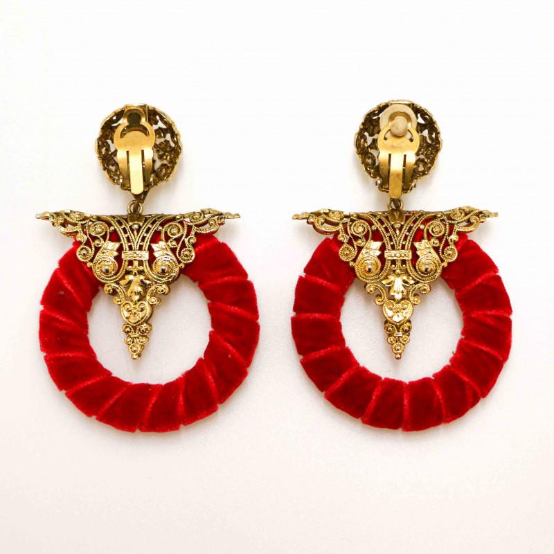 Spectacular vintage clip earrings. In very good condition.

Model : Clips
Material : filigree metal, velvet
Color : red, gold
Dimensions : 7.5 x 5.5 cm
Stamp : no, unknown designer