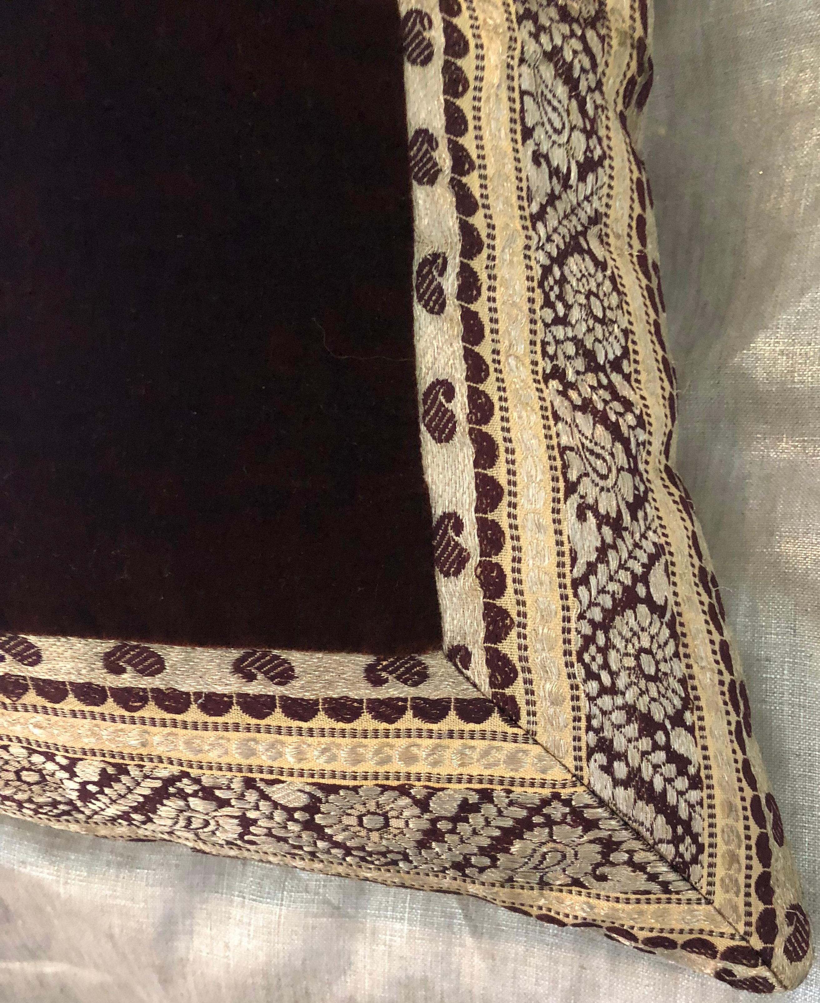 Kissen aus Samt mit Vintage-Indianer Sari-Textil eingefasst (amerikanisch) im Angebot