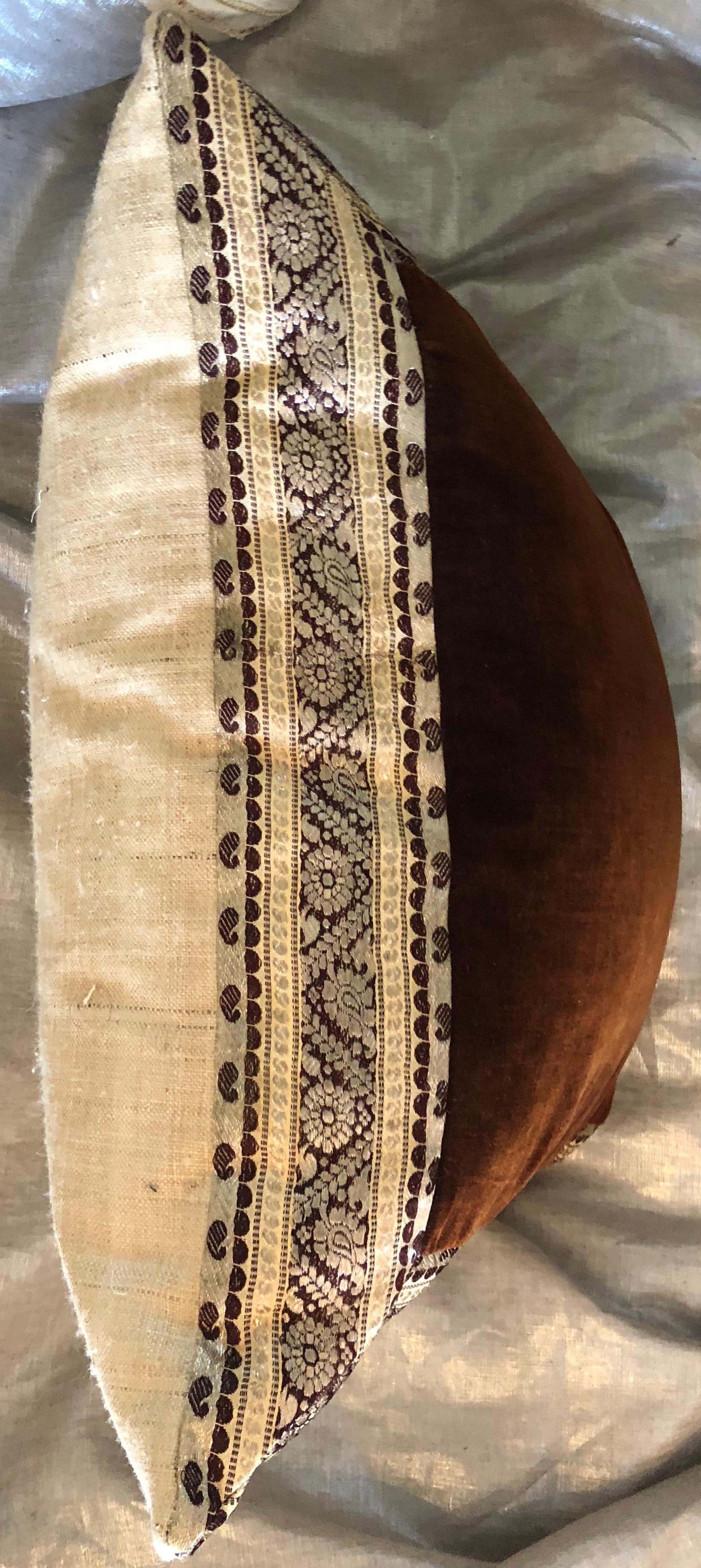 Kissen aus Samt mit Vintage-Indianer Sari-Textil eingefasst (Appliqué) im Angebot