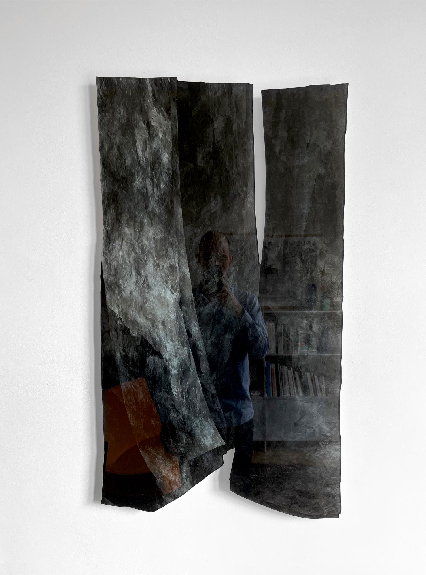 Sculpture murale en charbon de bois Velvet Realities par Sven Jansse
Collaboration avec Studio Somé (Robyne Somé) et Sven Jansse. 
Dimensions : L 54 x D&H x H 96 cm
MATERIAL : Impression sur verre acrylique CNC

La pratique de Sven Jansse