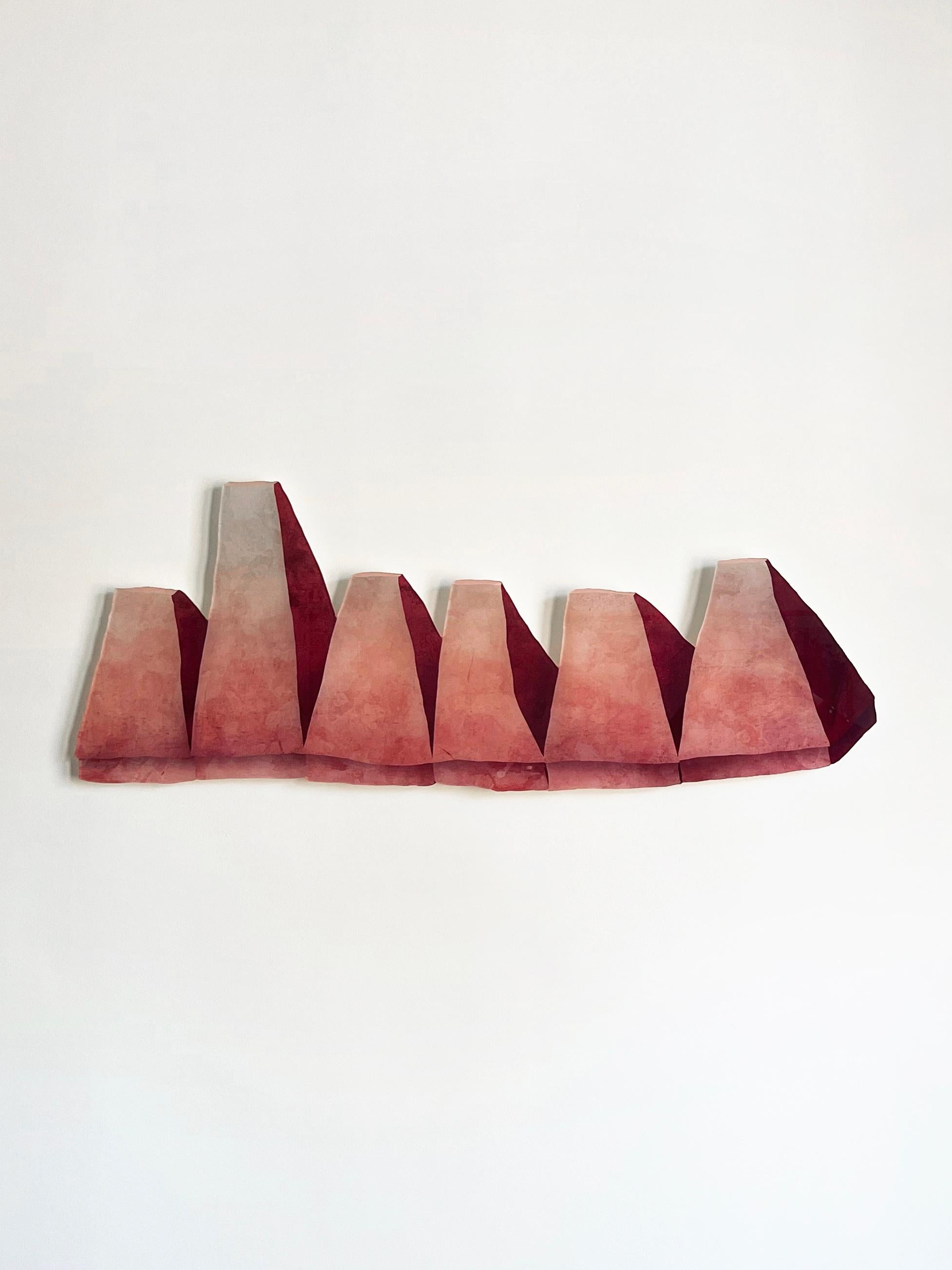 Sculpture murale rose Velvet Realities de Sven Jansse
Collaboration avec Studio Somé (Robyne Somé) et Sven Jansse. 
Dimensions : L 111 x D 1 x H 42 cm
MATERIAL : Impression sur verre acrylique CNC

La pratique de Sven Jansse (Rotterdam, 1987) se
