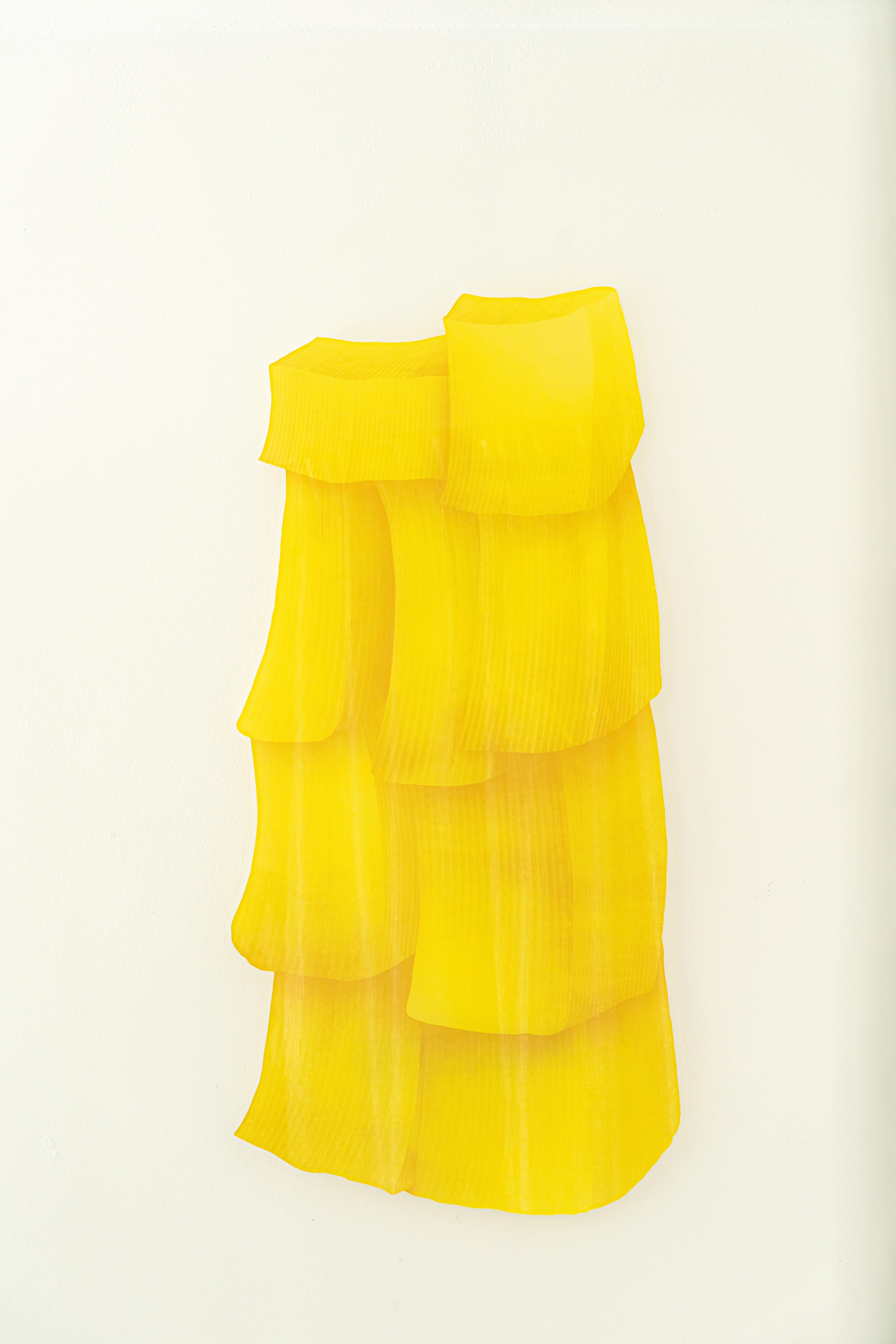 Verniciatura a polvere Scultura da parete gialla Velvet Realities di  Sven Jansse in vendita