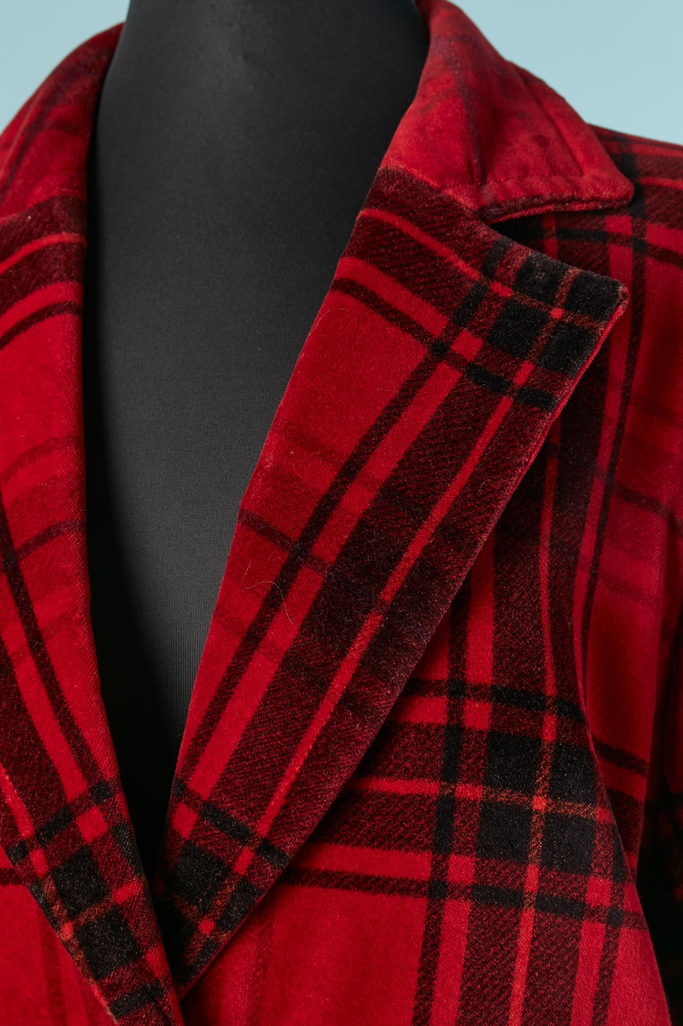Velvet single breasted jacket with check pattern . Rayon lining. One button and buttonhole closure on the middle front. Pocket on both side.
SIZE 42 (Fr) L 