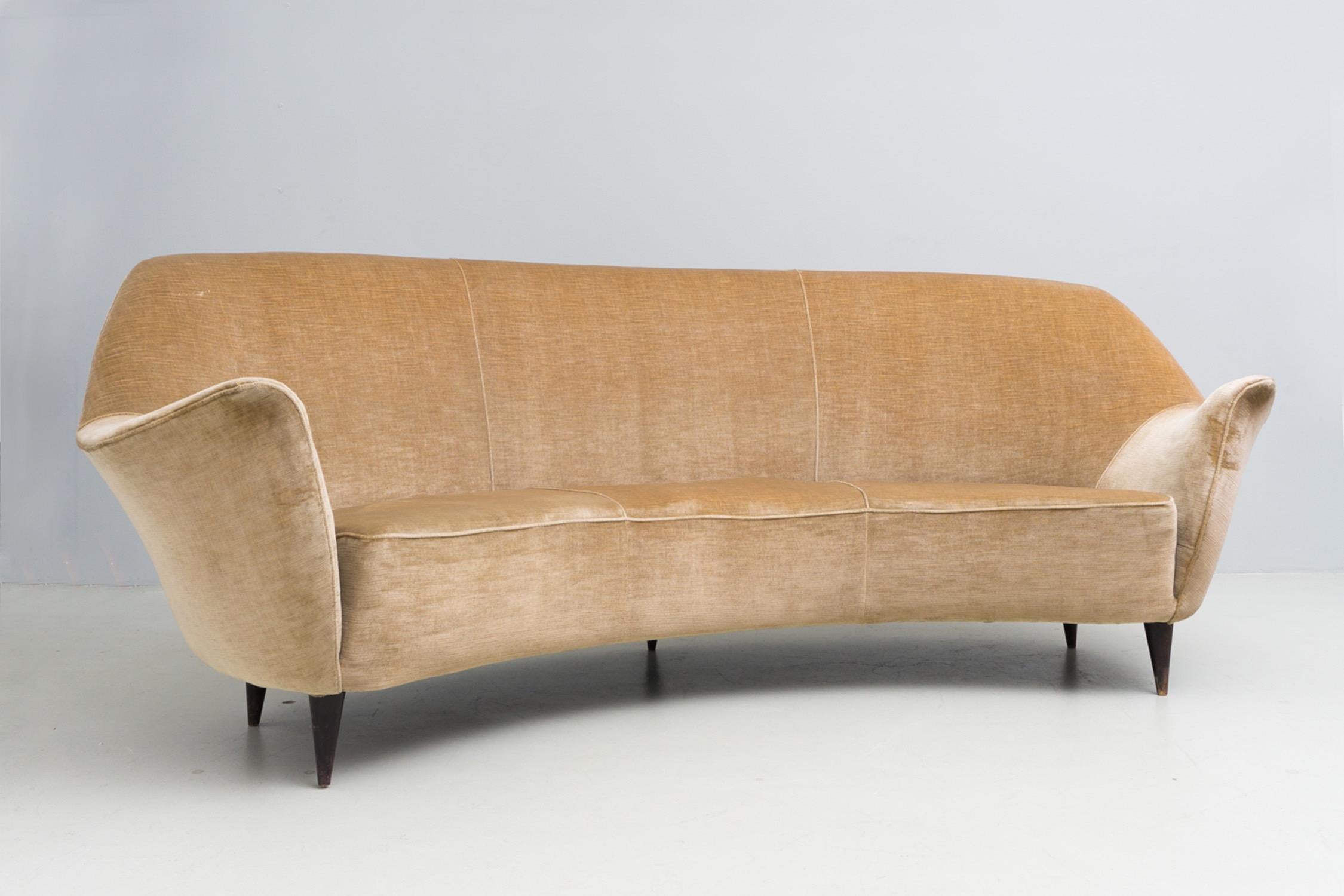 This rare three-seater sofa with armrests has a wooden construction. The velvet cover in beige with a rosé touch is in original condition. 
Manufactured by Ariberto Colombo Cantú. 
_
Ico Parisi (23 September 1916 – 19 December 1996) was an